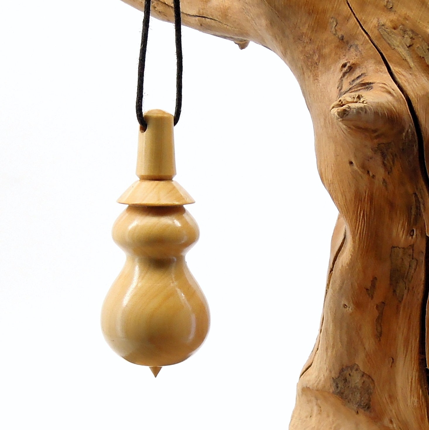 Pendule artisanal de radiesthésie en buis avec oeilleton.