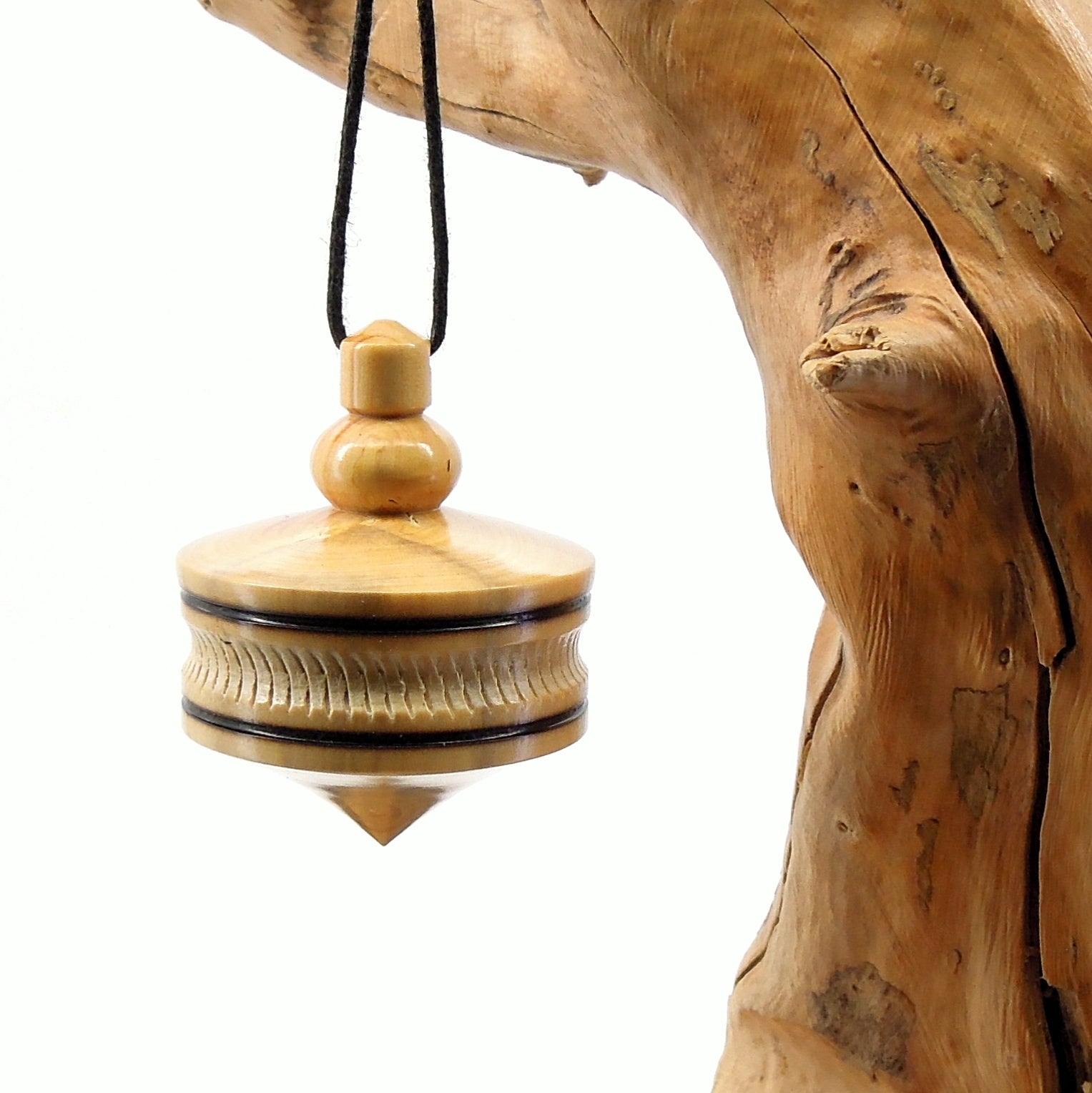 Pendule artisanal de radiesthésie en buis avec oeilleton.