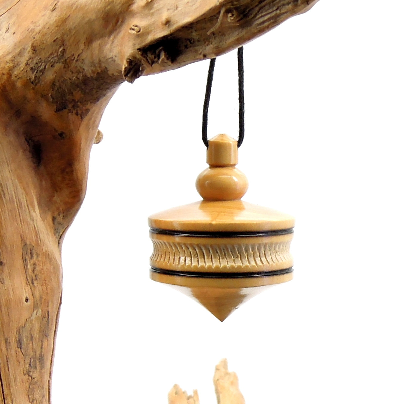 Pendule artisanal de radiesthésie en buis avec oeilleton.