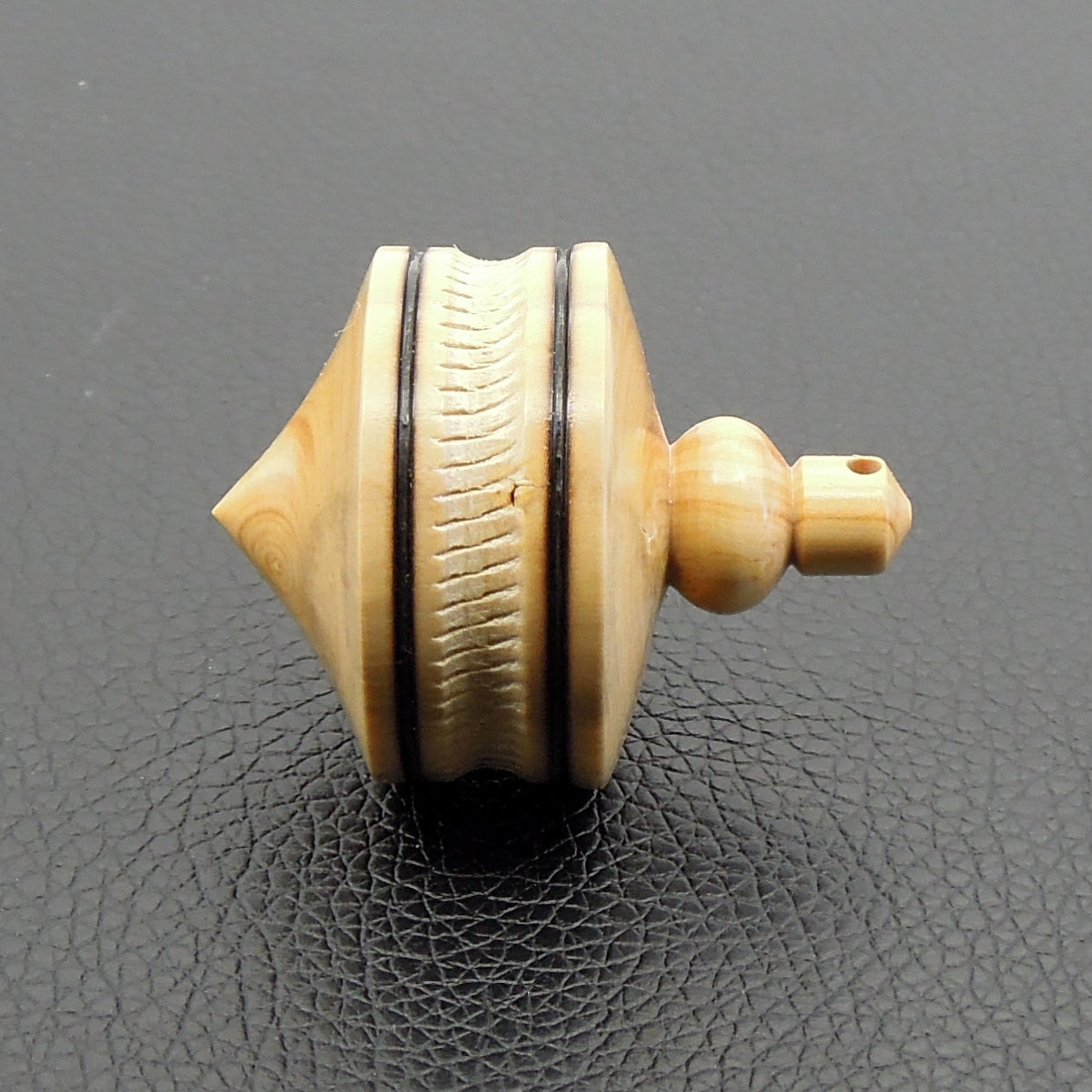 Pendule artisanal de radiesthésie en buis avec oeilleton.