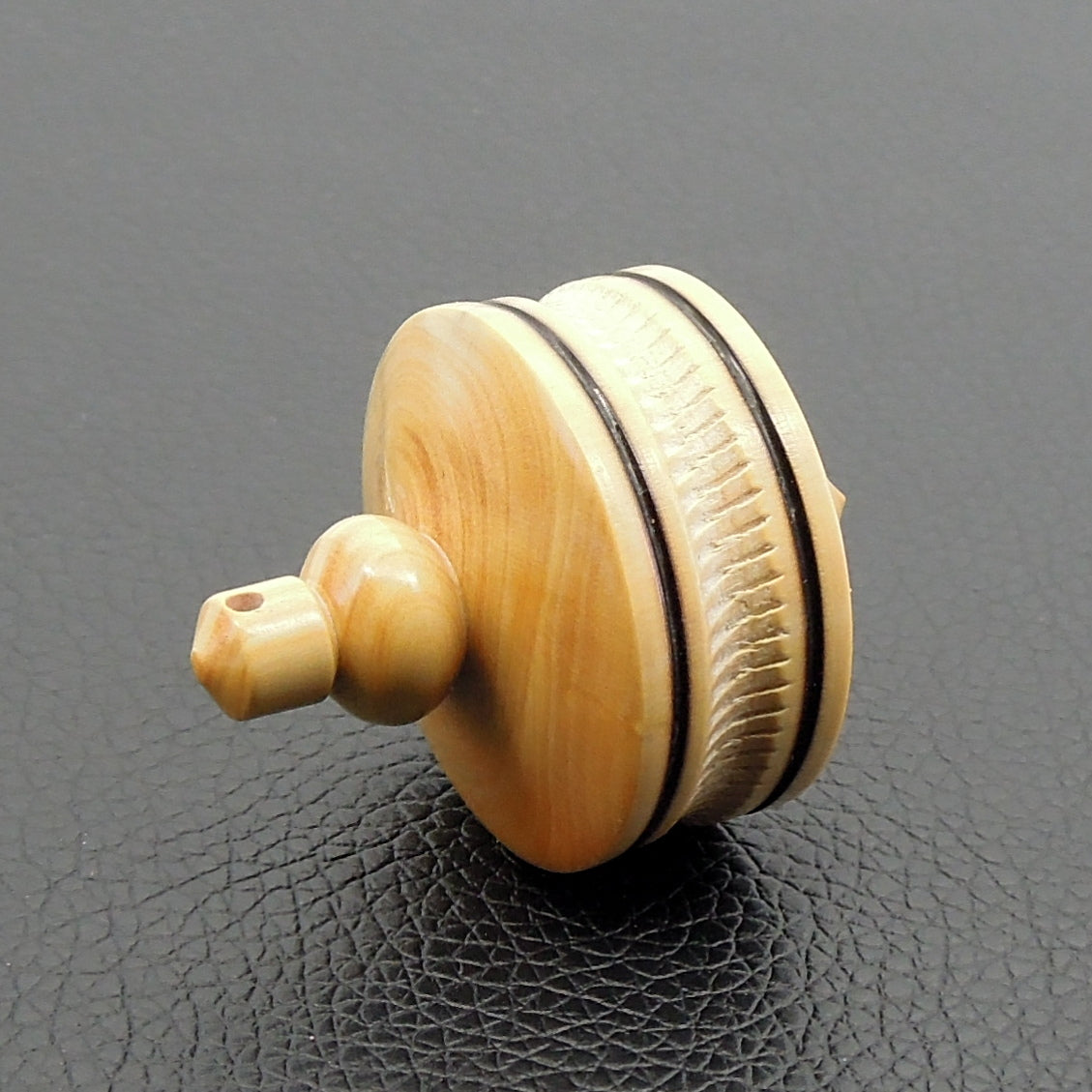 Pendule artisanal de radiesthésie en buis avec oeilleton.