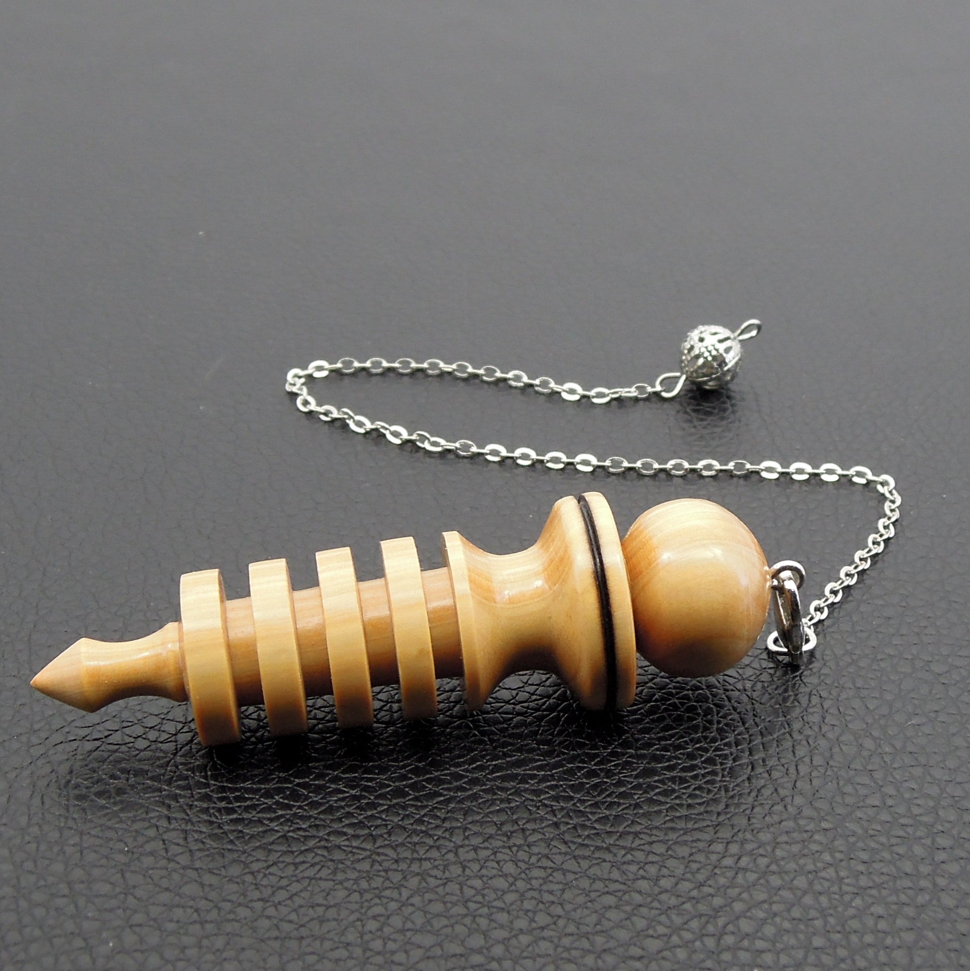 Pendule artisanal de radiesthésie en buis avec chainette.