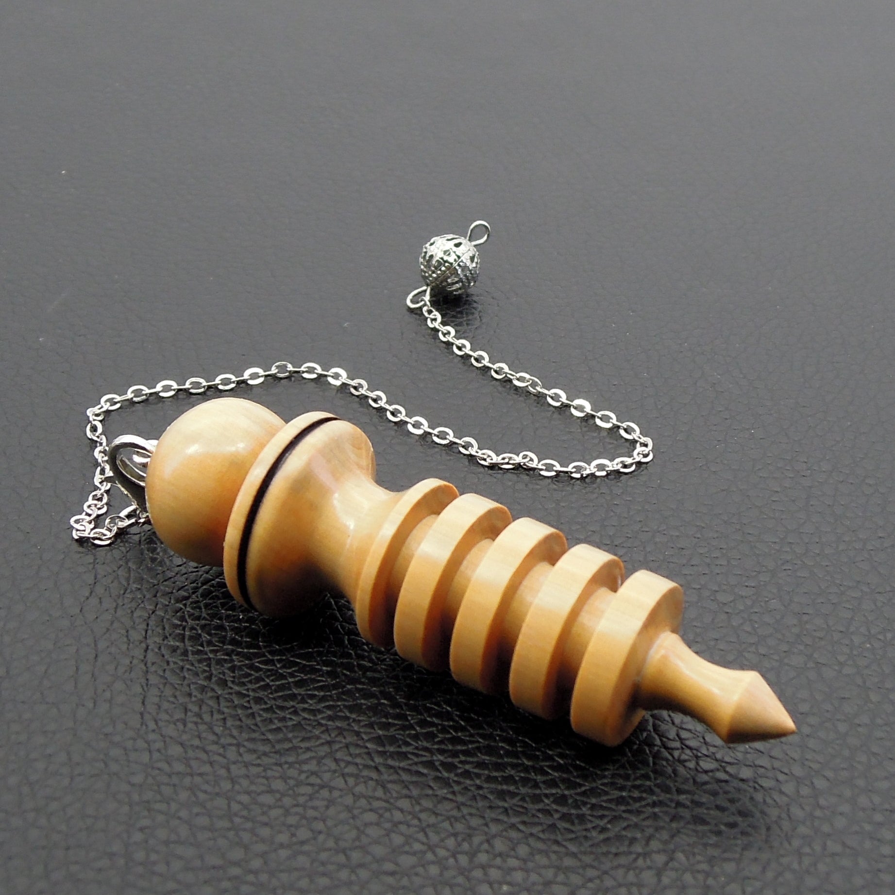 Pendule artisanal de radiesthésie en buis avec chainette.