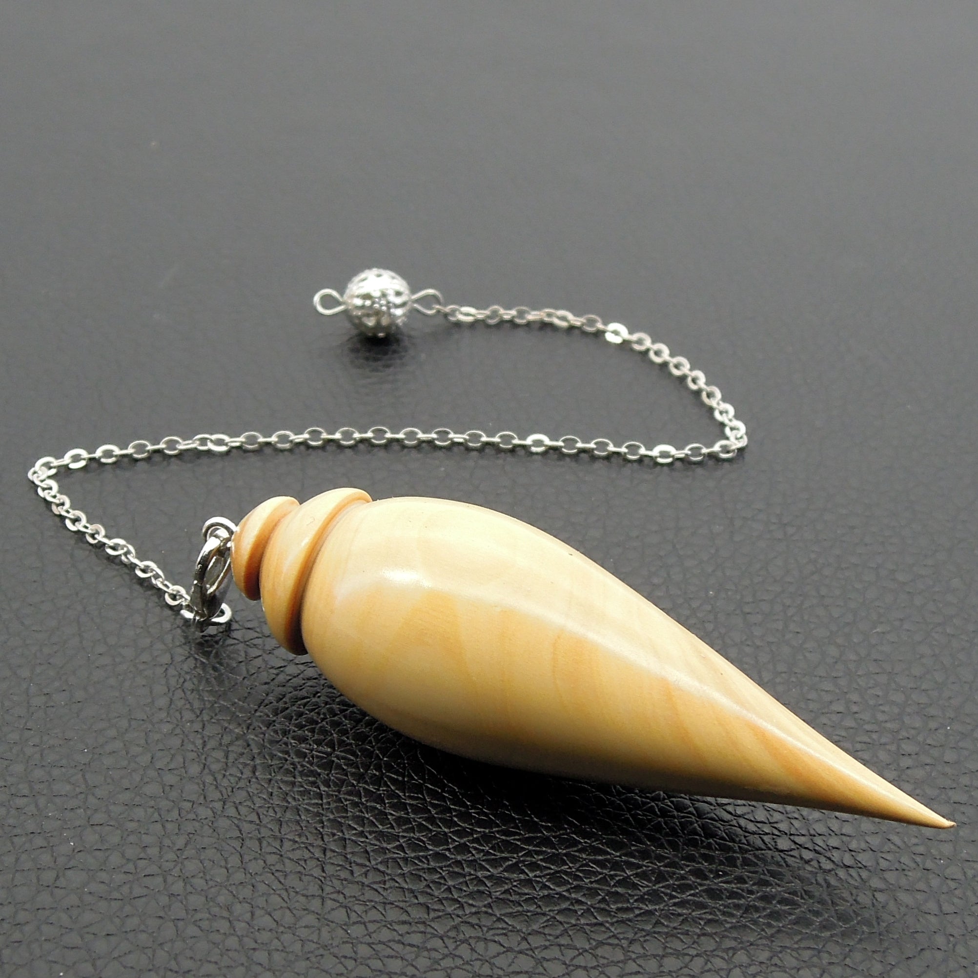 Pendule artisanal de radiesthésie en buis avec chainette.