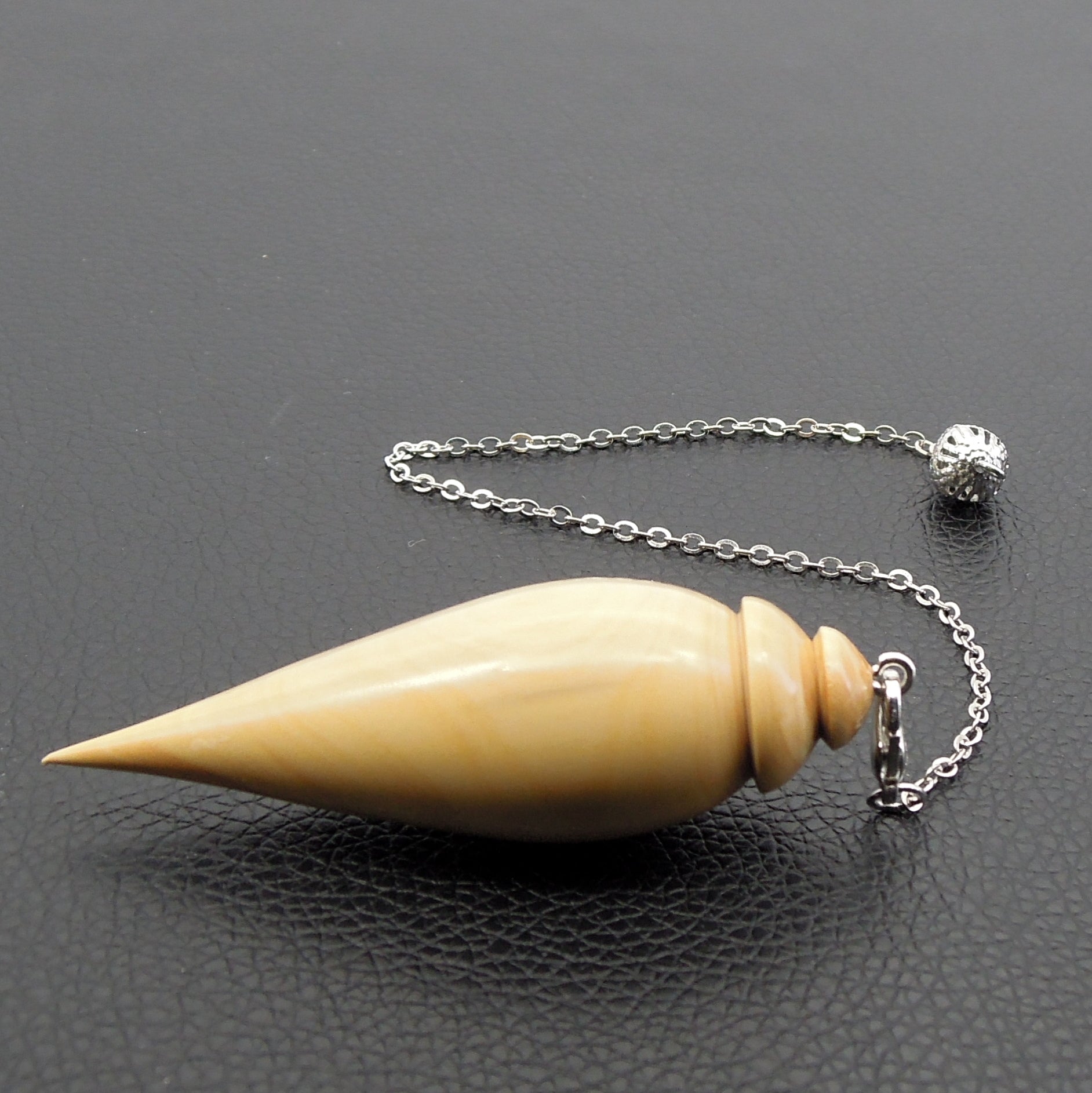 Pendule artisanal de radiesthésie en buis avec chainette.