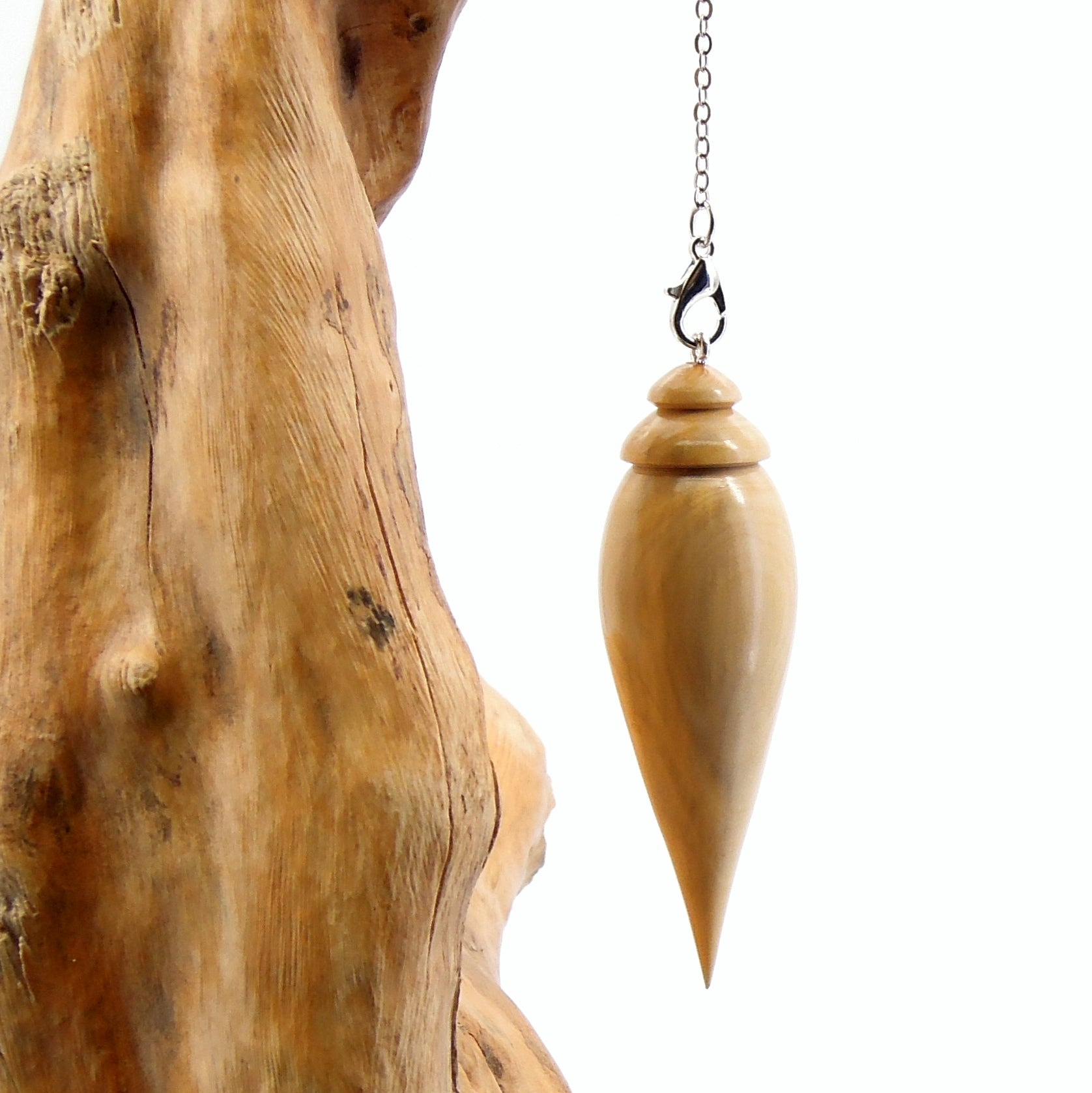 Pendule artisanal de radiesthésie en buis avec chainette.