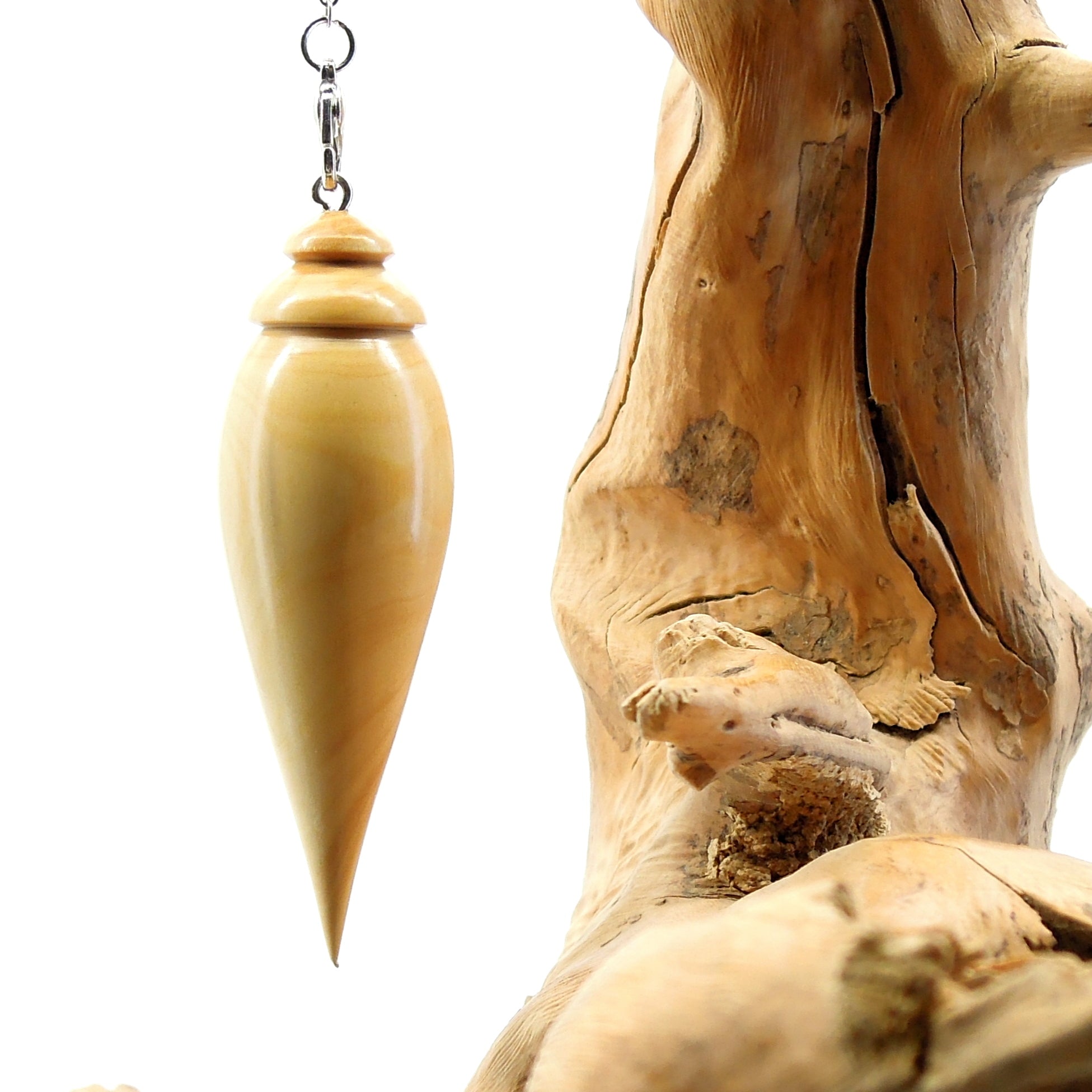 Pendule artisanal de radiesthésie en buis avec chainette.