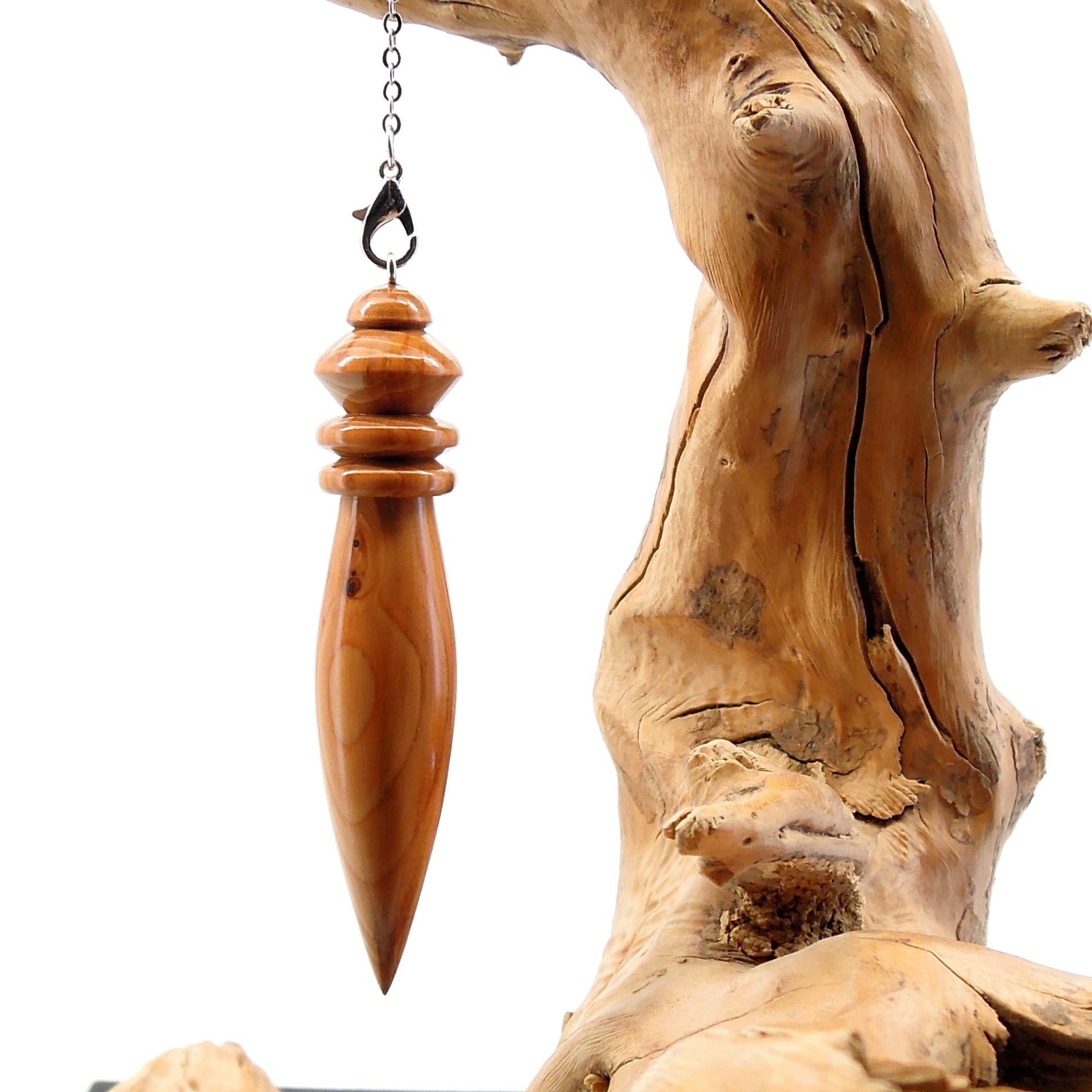 Pendule artisanal divinatoire en if avec chainette.