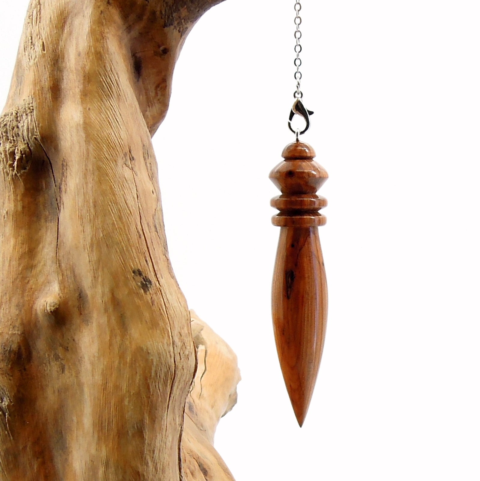 Pendule artisanal divinatoire en if avec chainette.