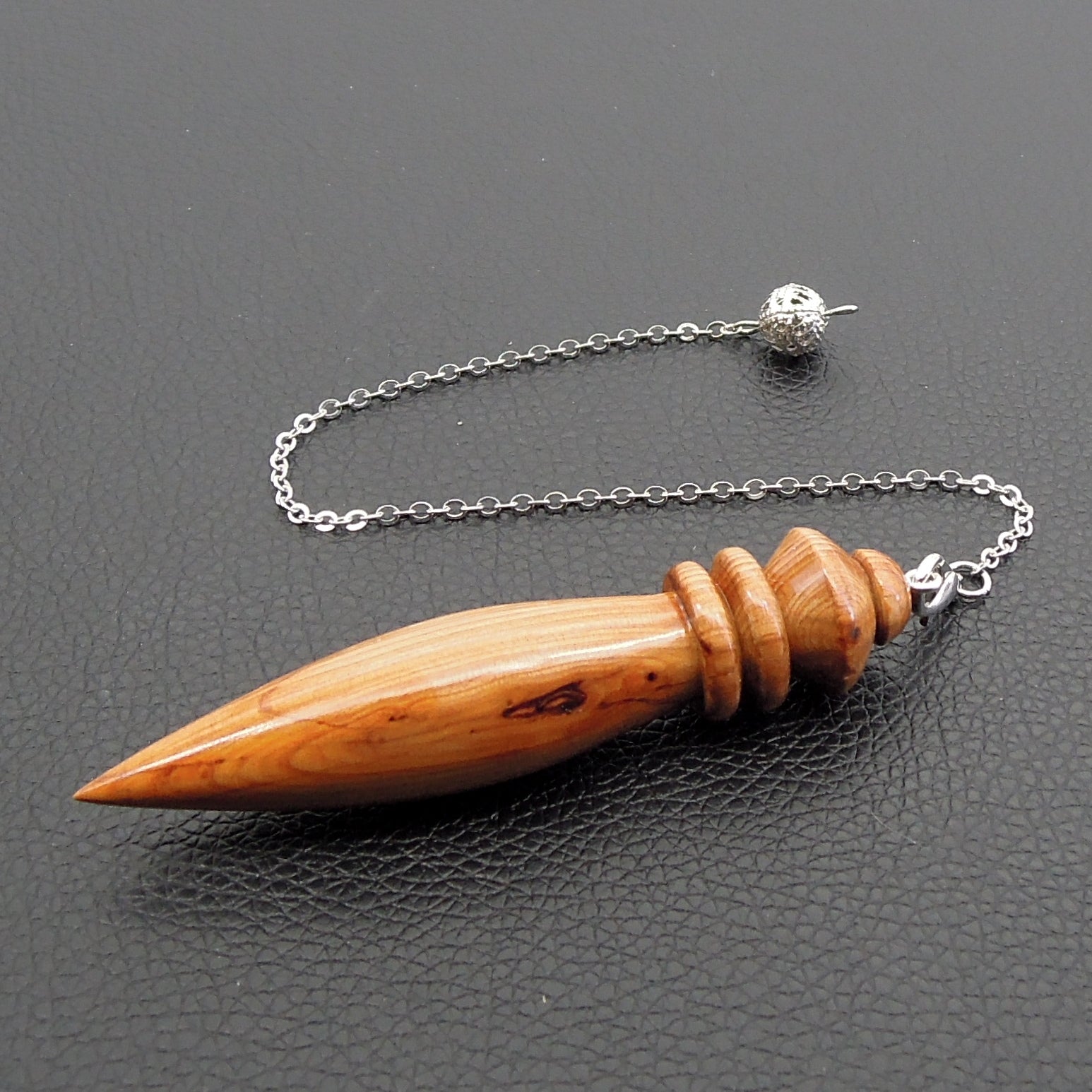 Pendule artisanal divinatoire en if avec chainette.