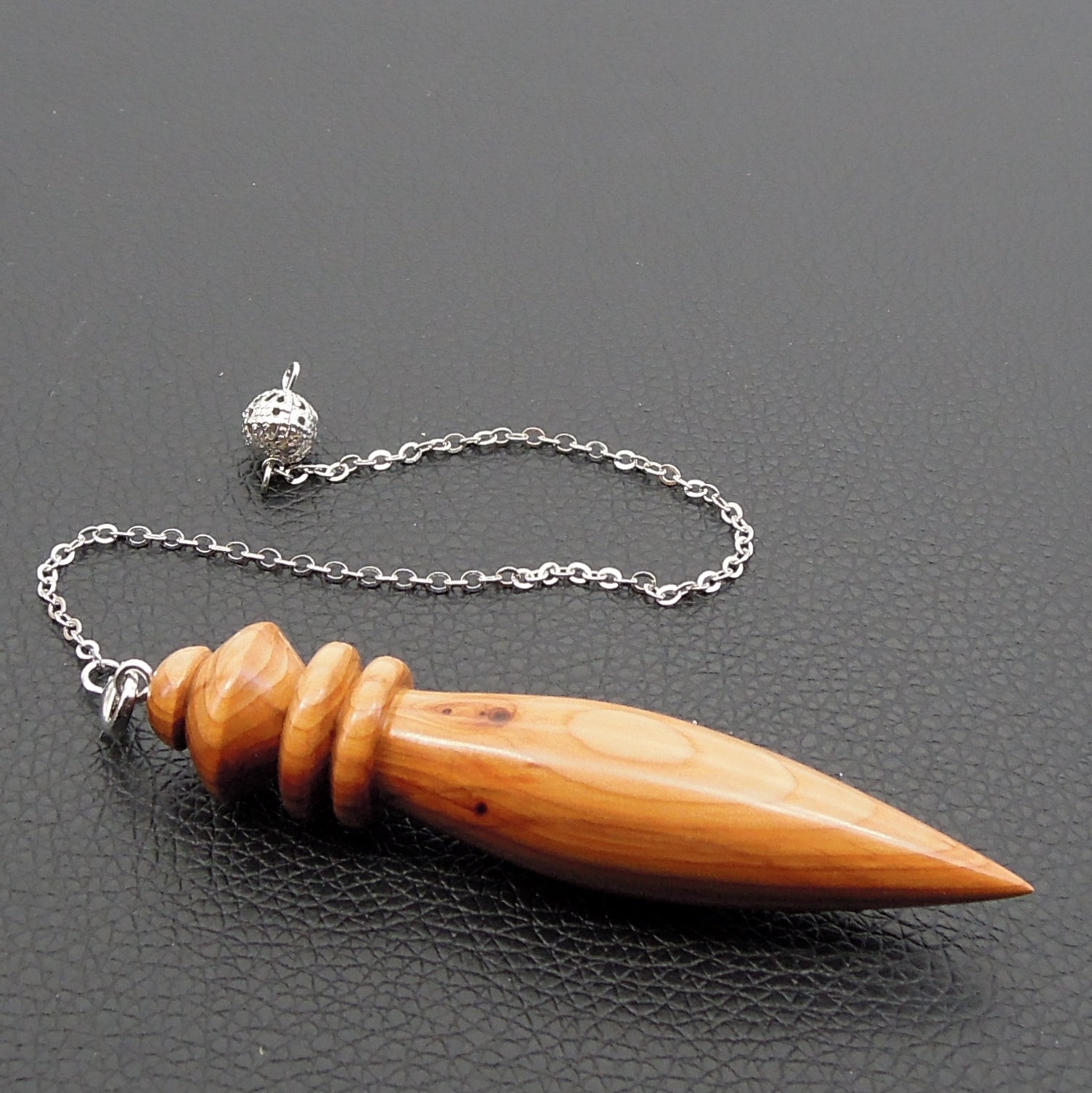 Pendule artisanal divinatoire en if avec chainette.