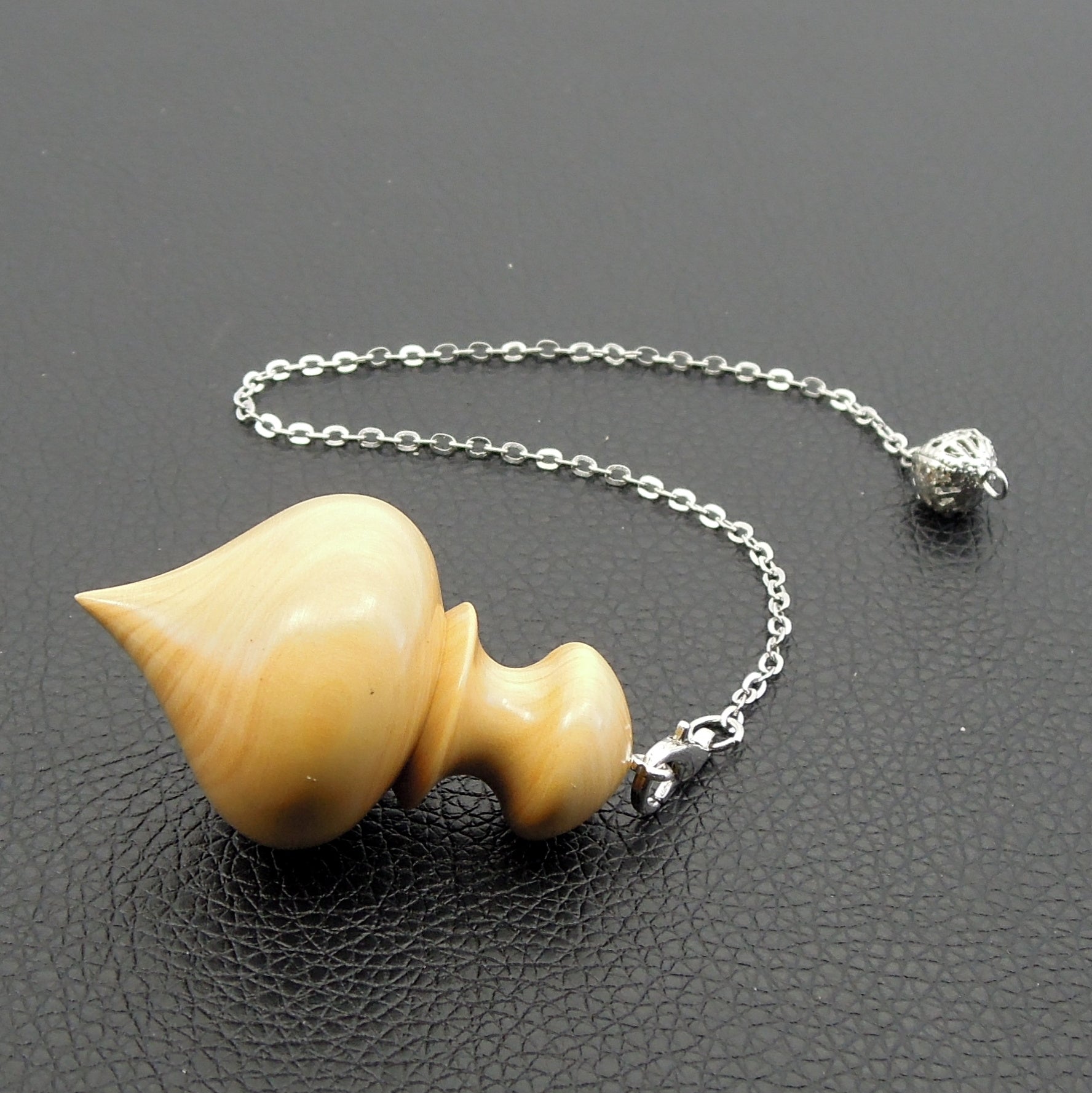 Pendule artisanal de radiesthésie en buis avec chainette.