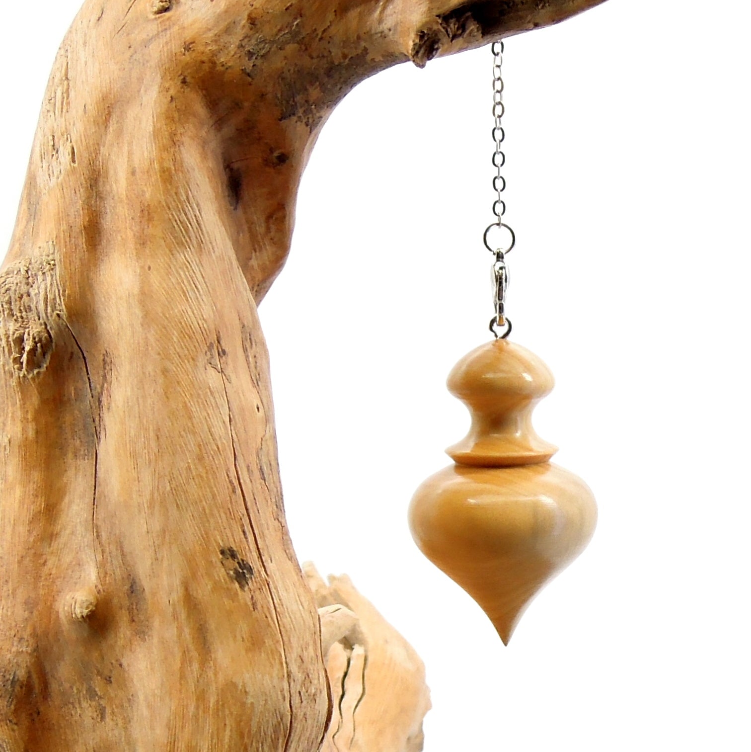 Pendule artisanal de radiesthésie en buis avec chainette.