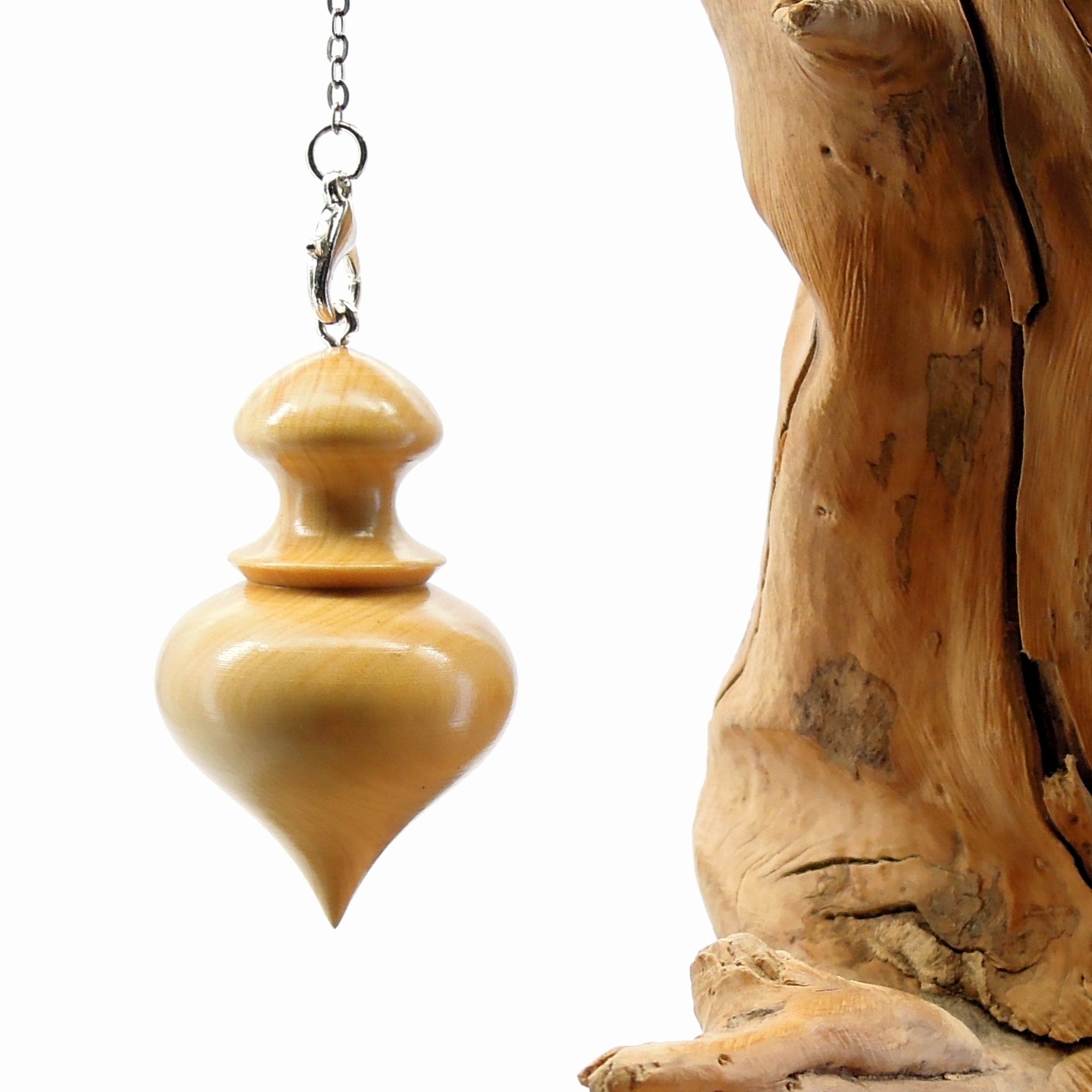 Pendule artisanal de radiesthésie en buis avec chainette.