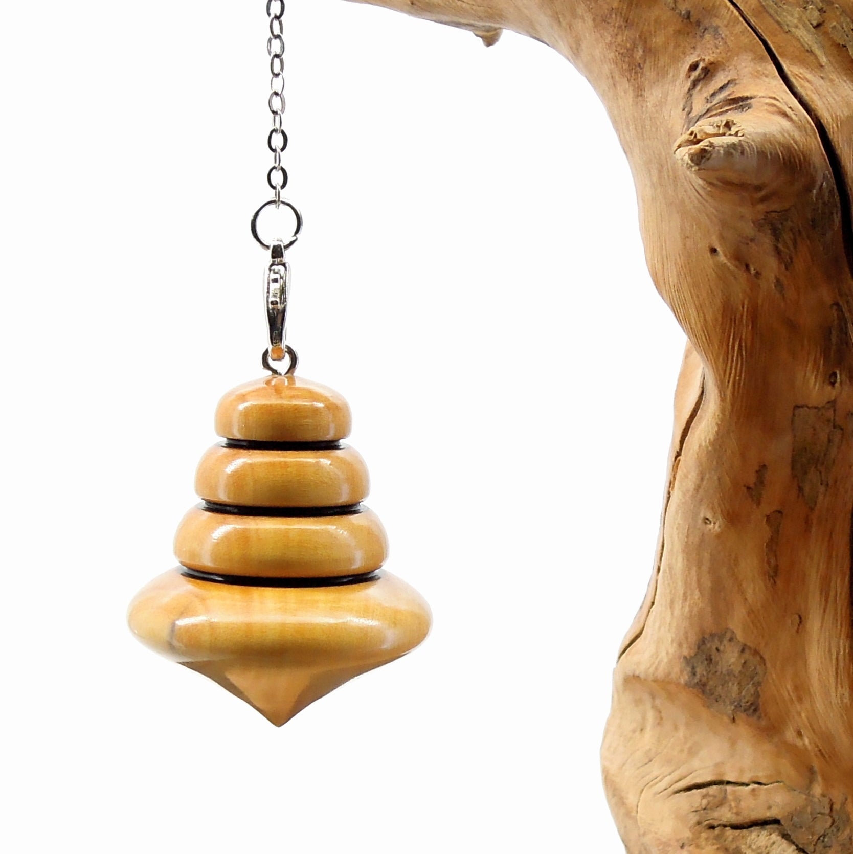 Pendule artisanal de radiesthésie en buis avec chainette.