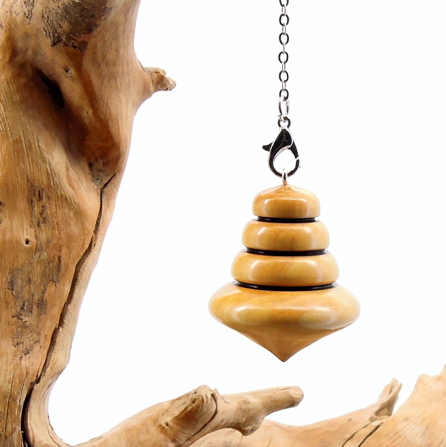 Pendule artisanal de radiesthésie en buis avec chainette.