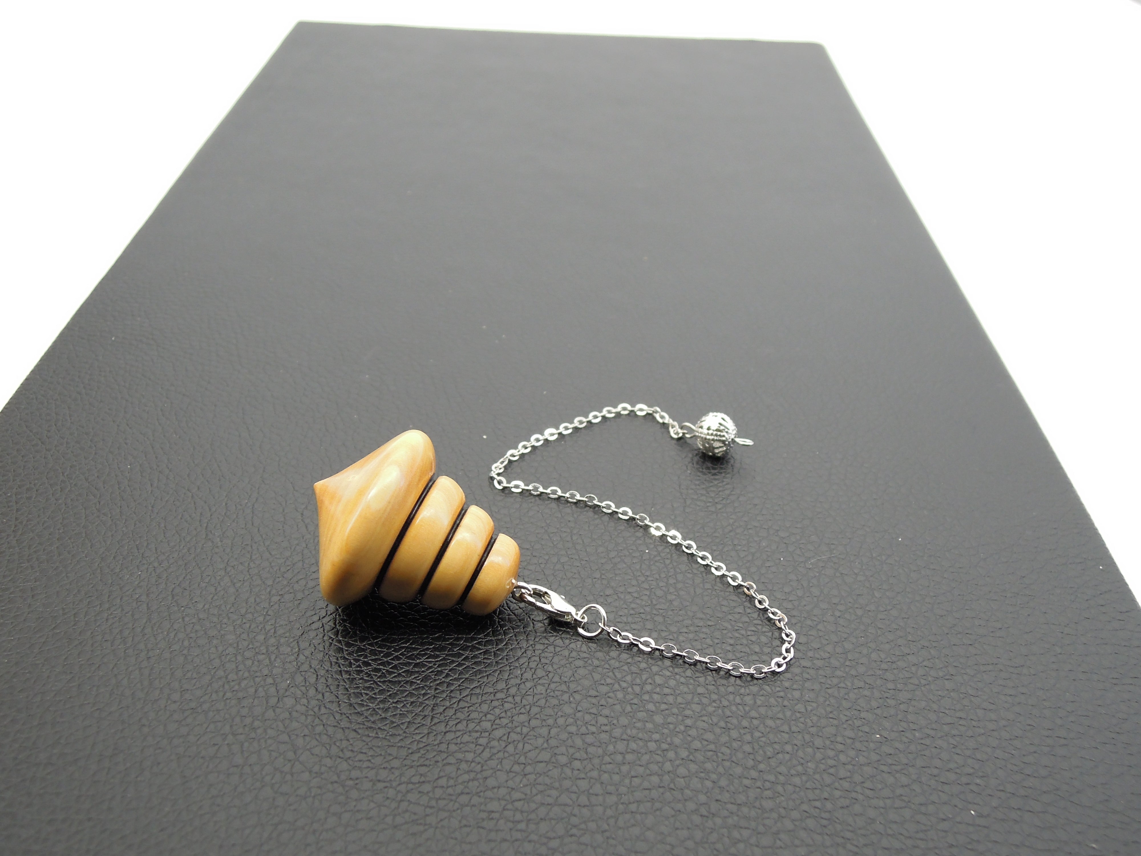 Pendule artisanal de radiesthésie en buis avec chainette.