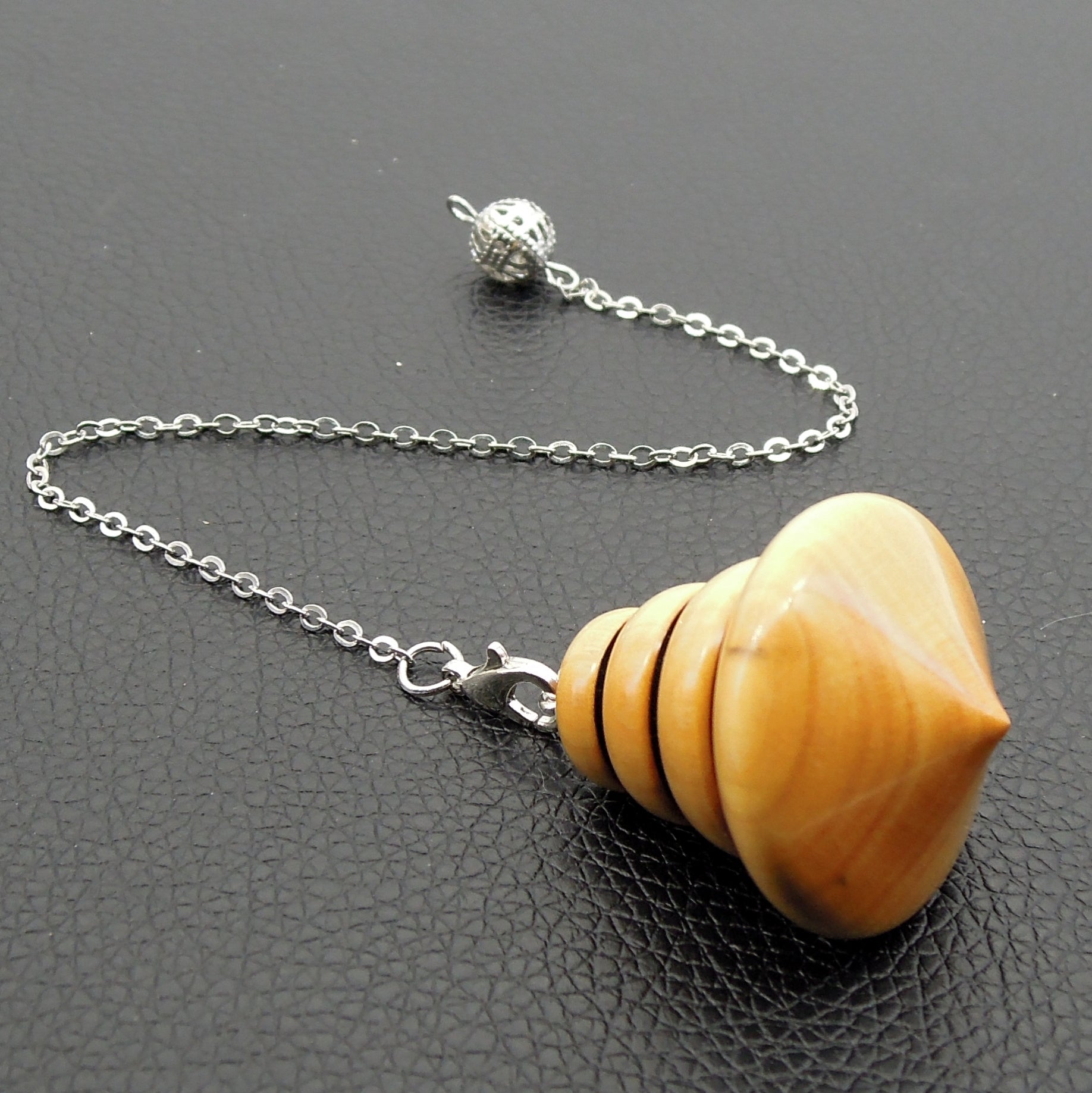 Pendule artisanal de radiesthésie en buis avec chainette.