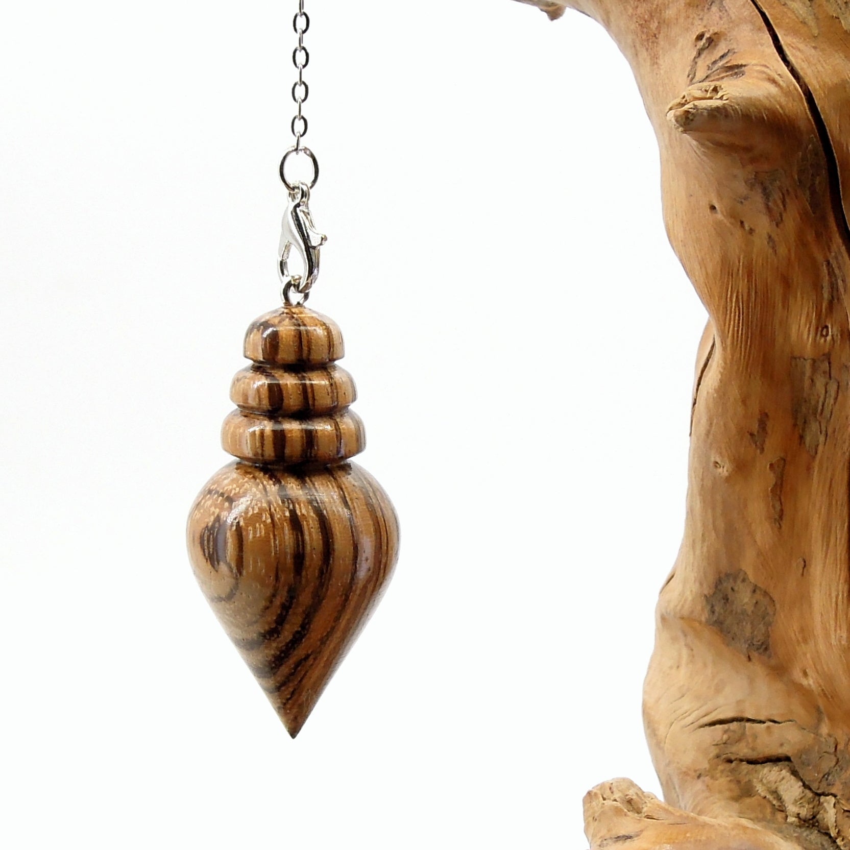 Pendule artisanal de radiesthésie en zébrano avec chainette.