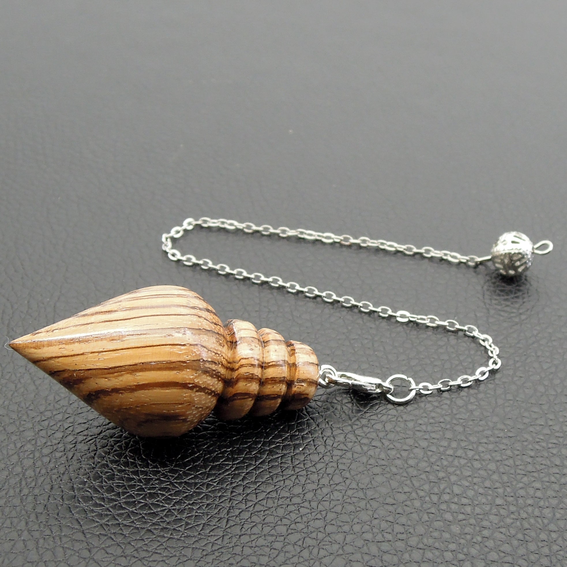 Pendule artisanal de radiesthésie en zébrano avec chainette.