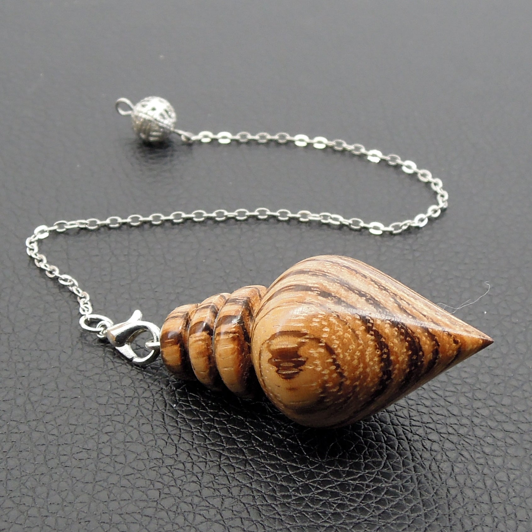 Pendule artisanal de radiesthésie en zébrano avec chainette.