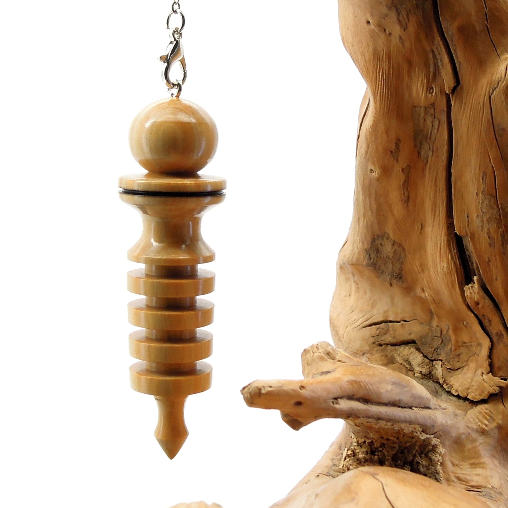 Pendule artisanal de radiesthésie en buis avec chainette.