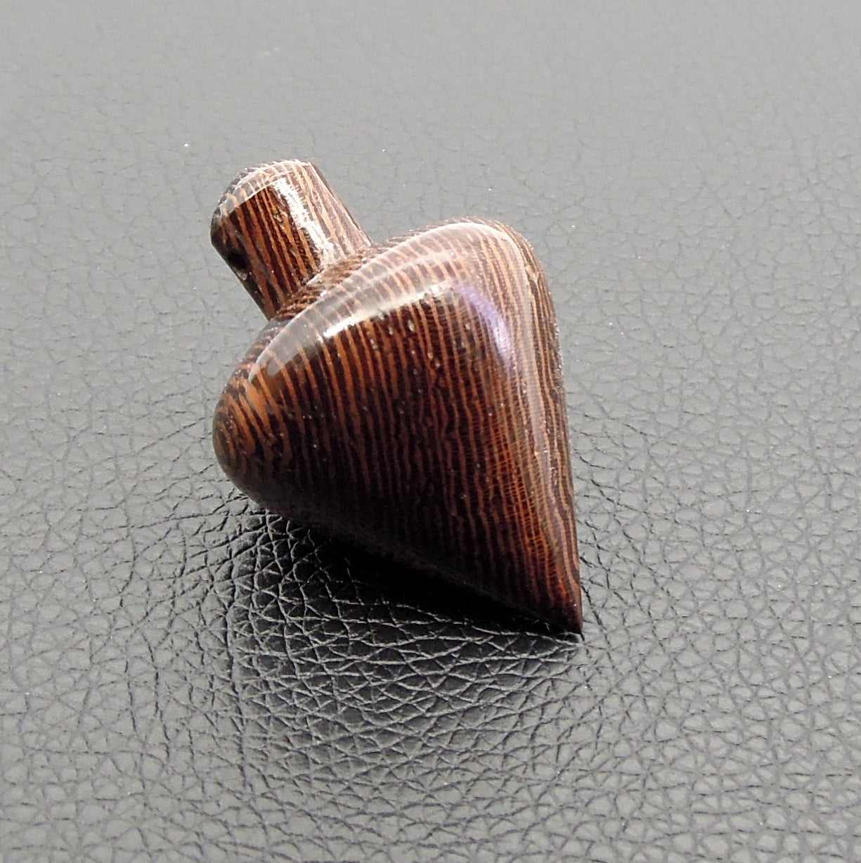 Pendule artisanal de radiesthésie en wenge avec oeilleton.