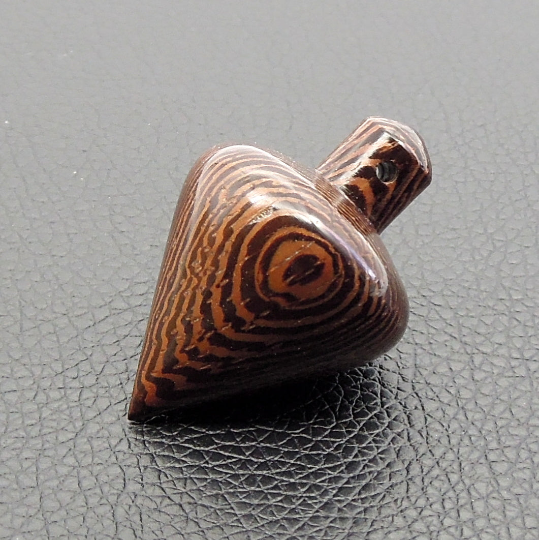 Pendule artisanal de radiesthésie en wenge avec oeilleton.