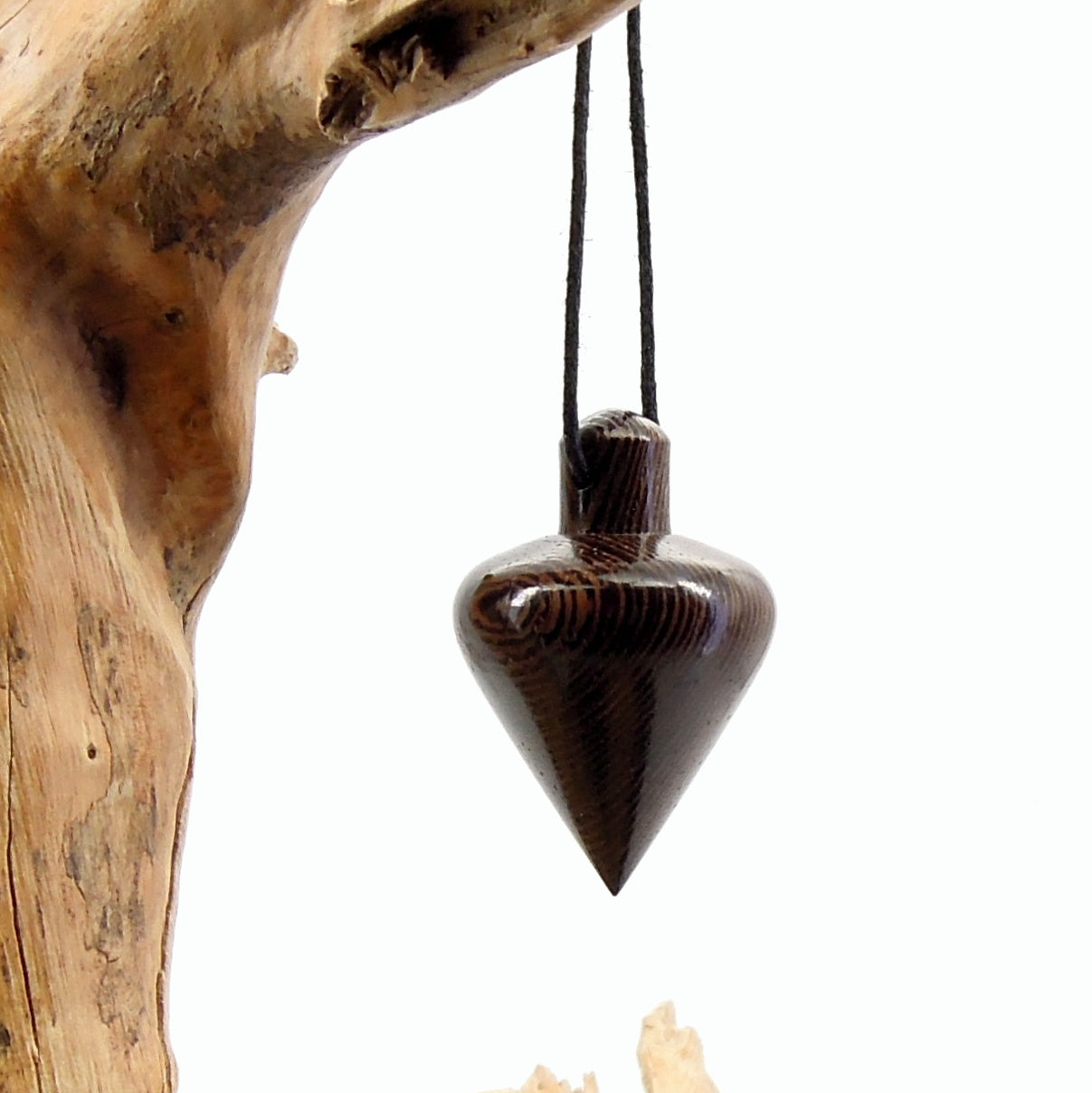 Pendule artisanal de radiesthésie en wenge avec oeilleton.