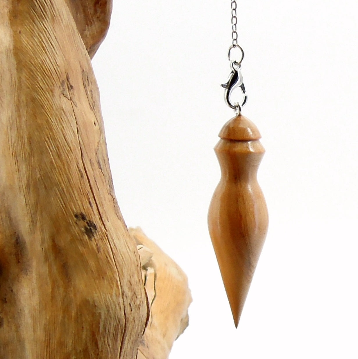 Pendule artisanal divinatoire en olivier avec chainette..