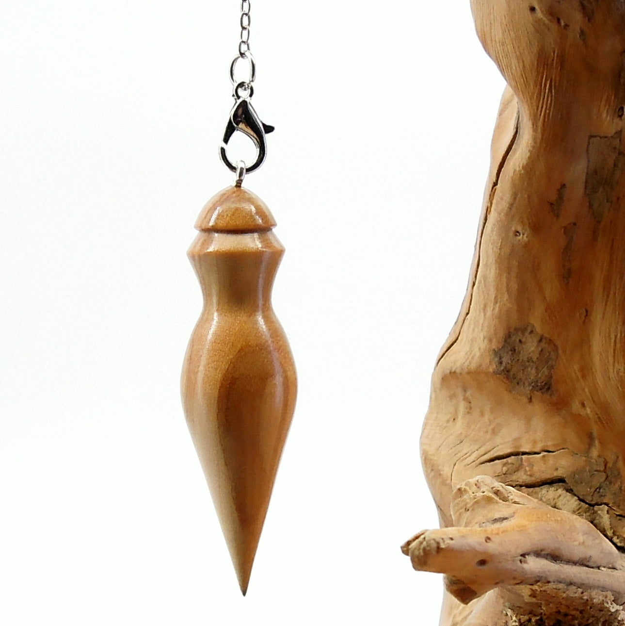 Pendule artisanal divinatoire en olivier avec chainette..