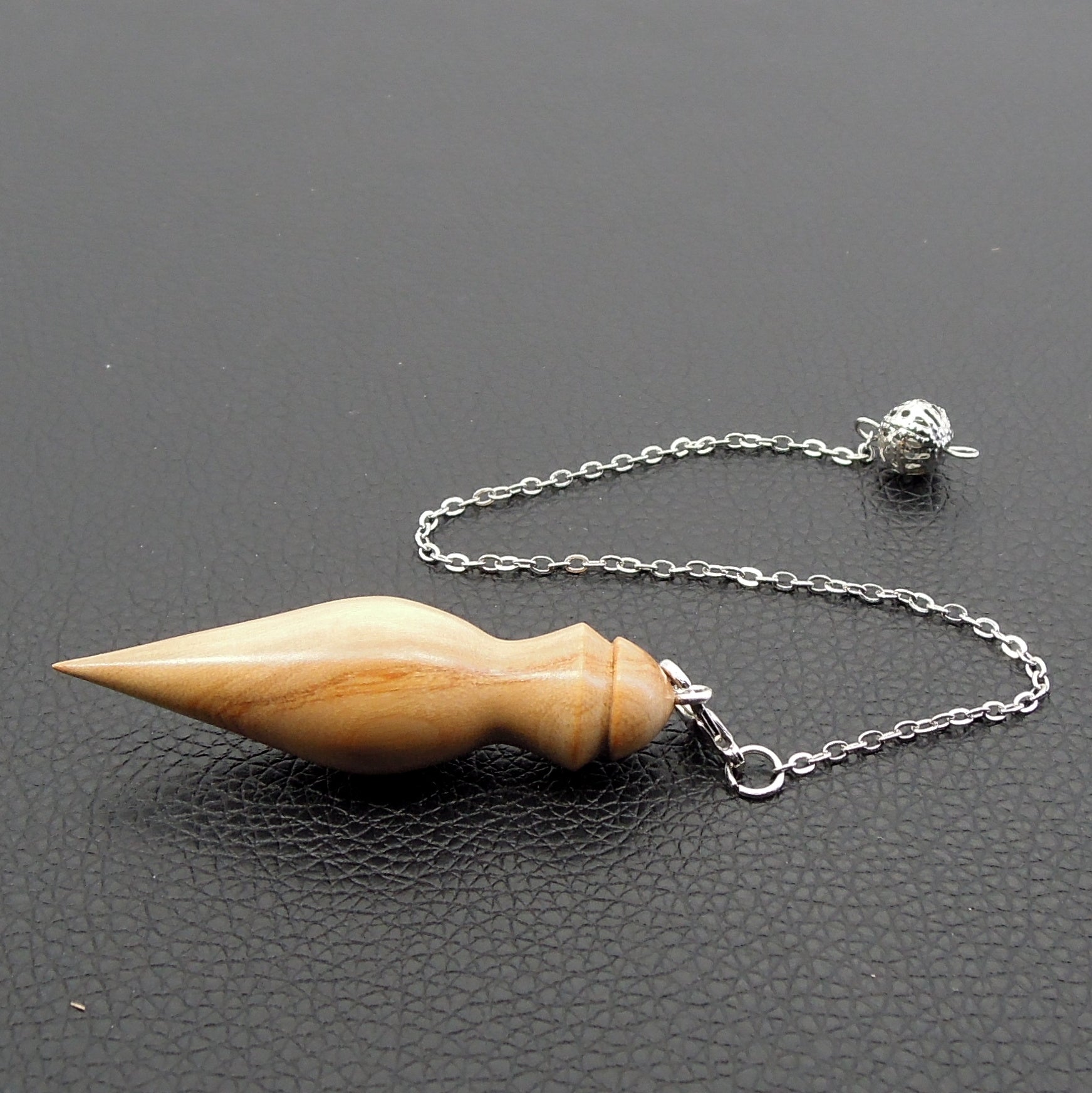 Pendule artisanal divinatoire en olivier avec chainette..