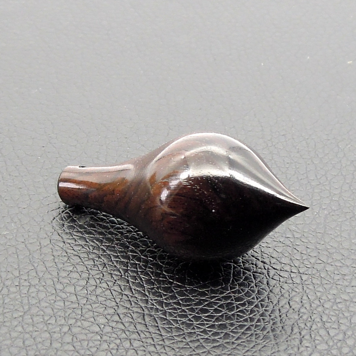 Pendule artisanal de radiesthésie en bannia avec oeilleton.