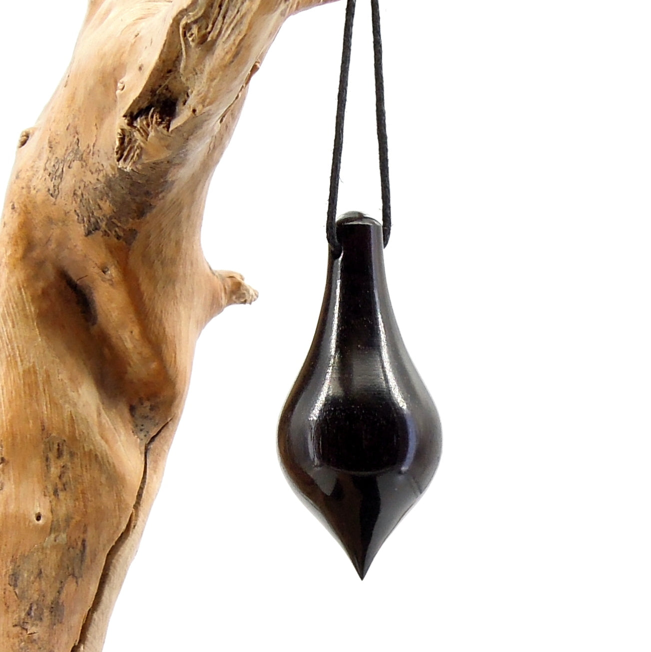 Pendule artisanal de radiesthésie en bannia avec oeilleton.