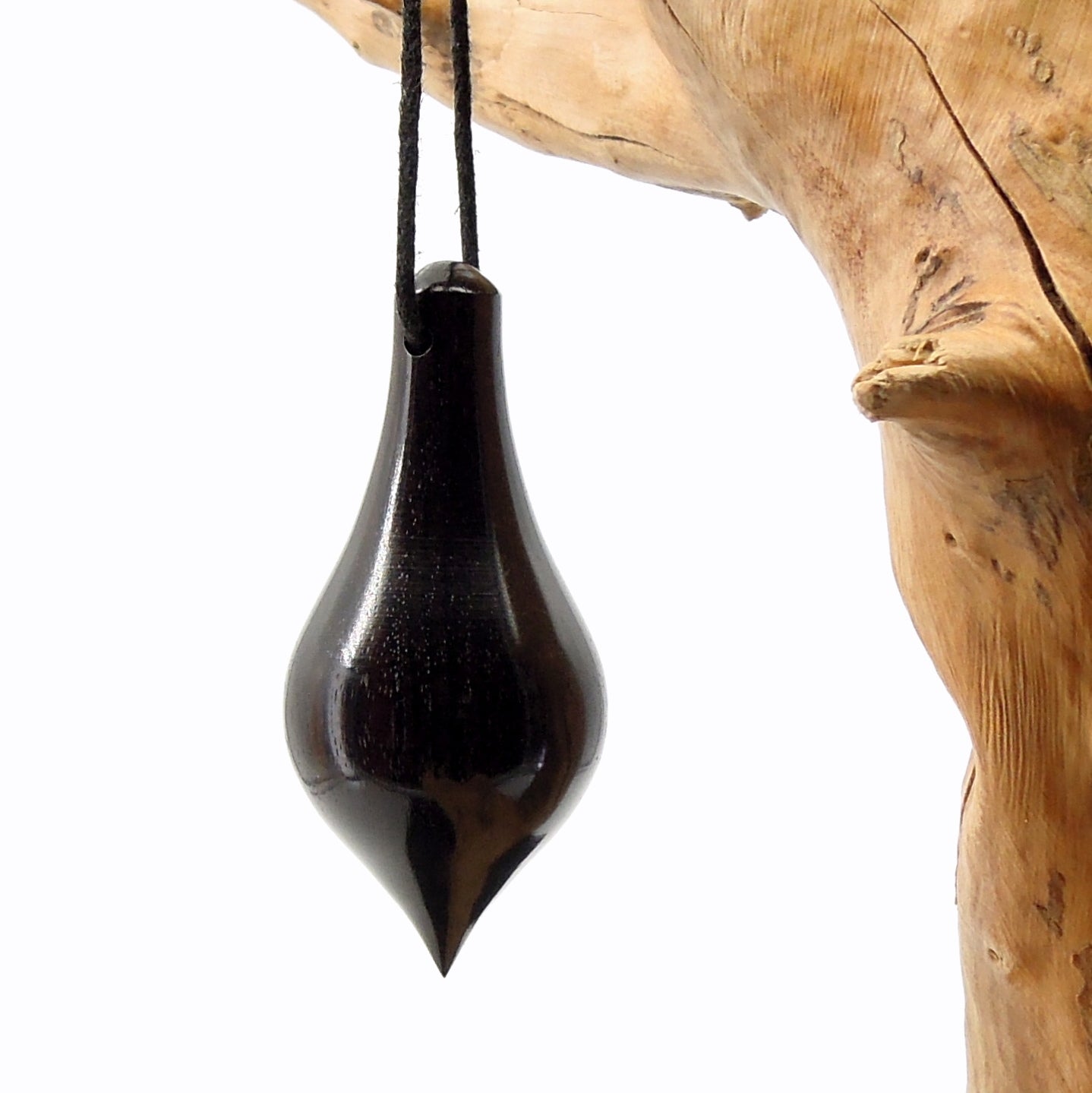 Pendule artisanal de radiesthésie en bannia avec oeilleton.