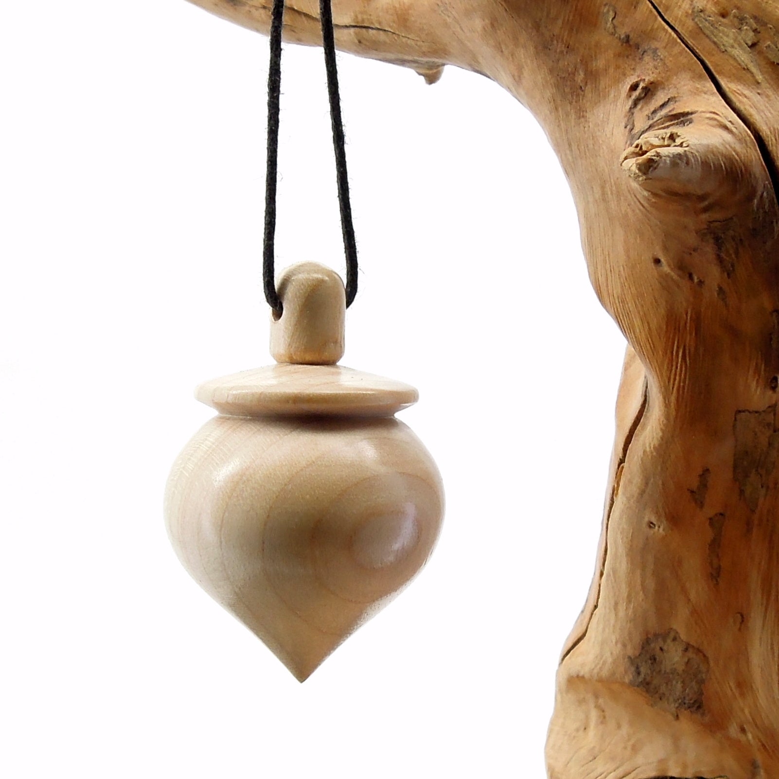 Pendule artisanal de radiesthésie en érable ondé avec oeilleton.