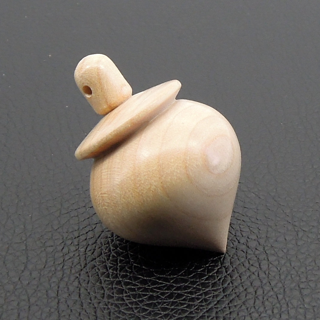 Pendule artisanal de radiesthésie en érable ondé avec oeilleton.