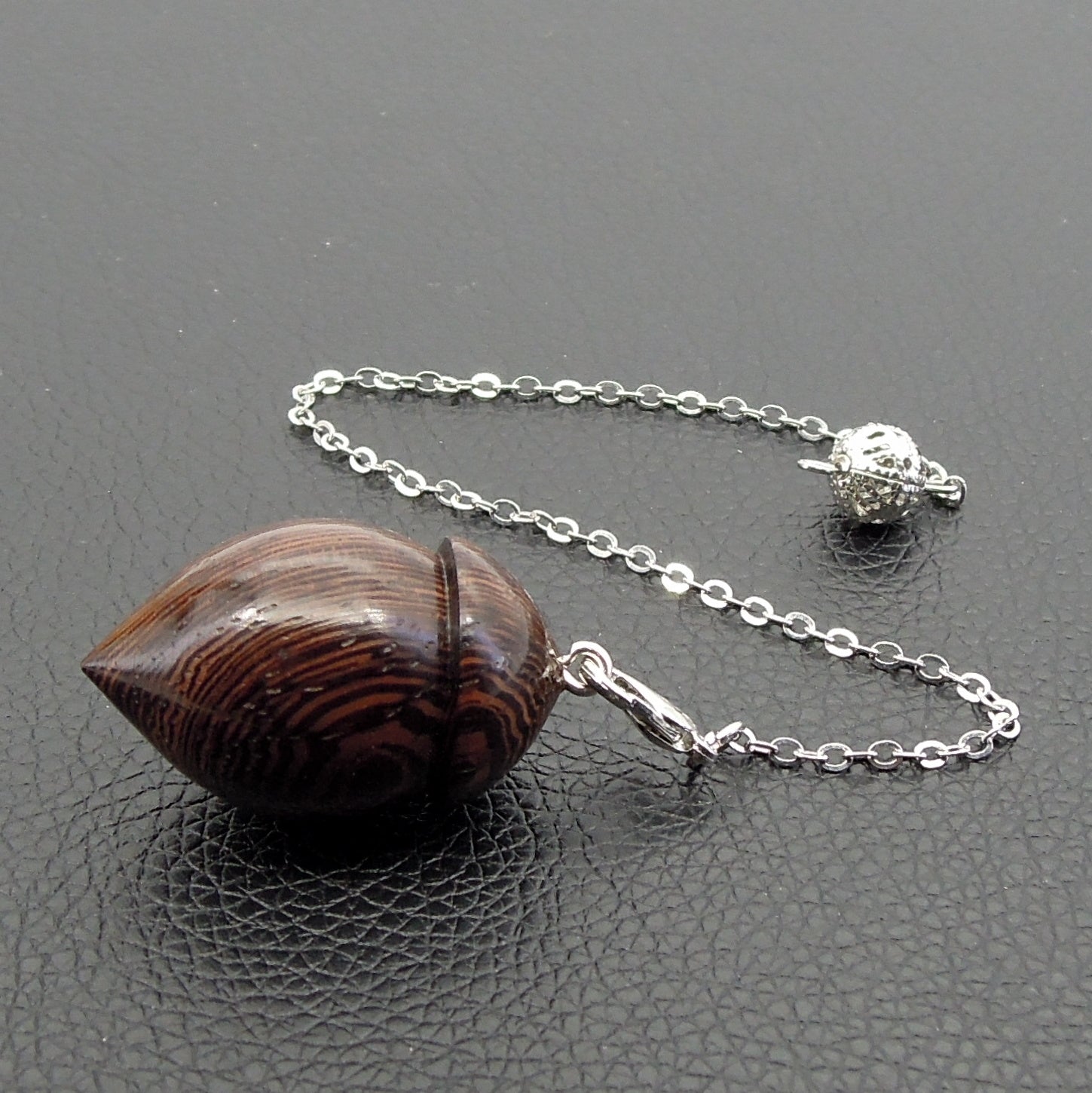 Pendule artisanal de radiesthésie en wenge avec chainette.