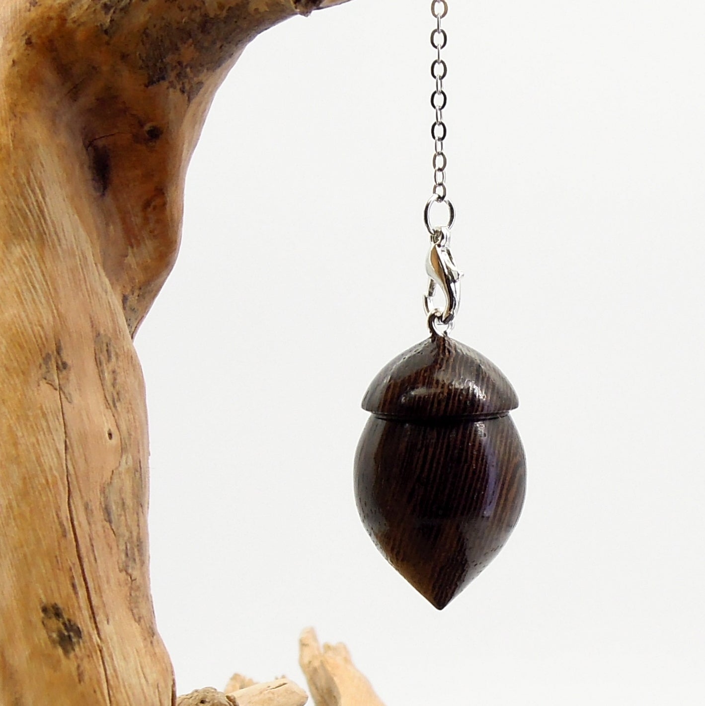Pendule artisanal de radiesthésie en wenge avec chainette.