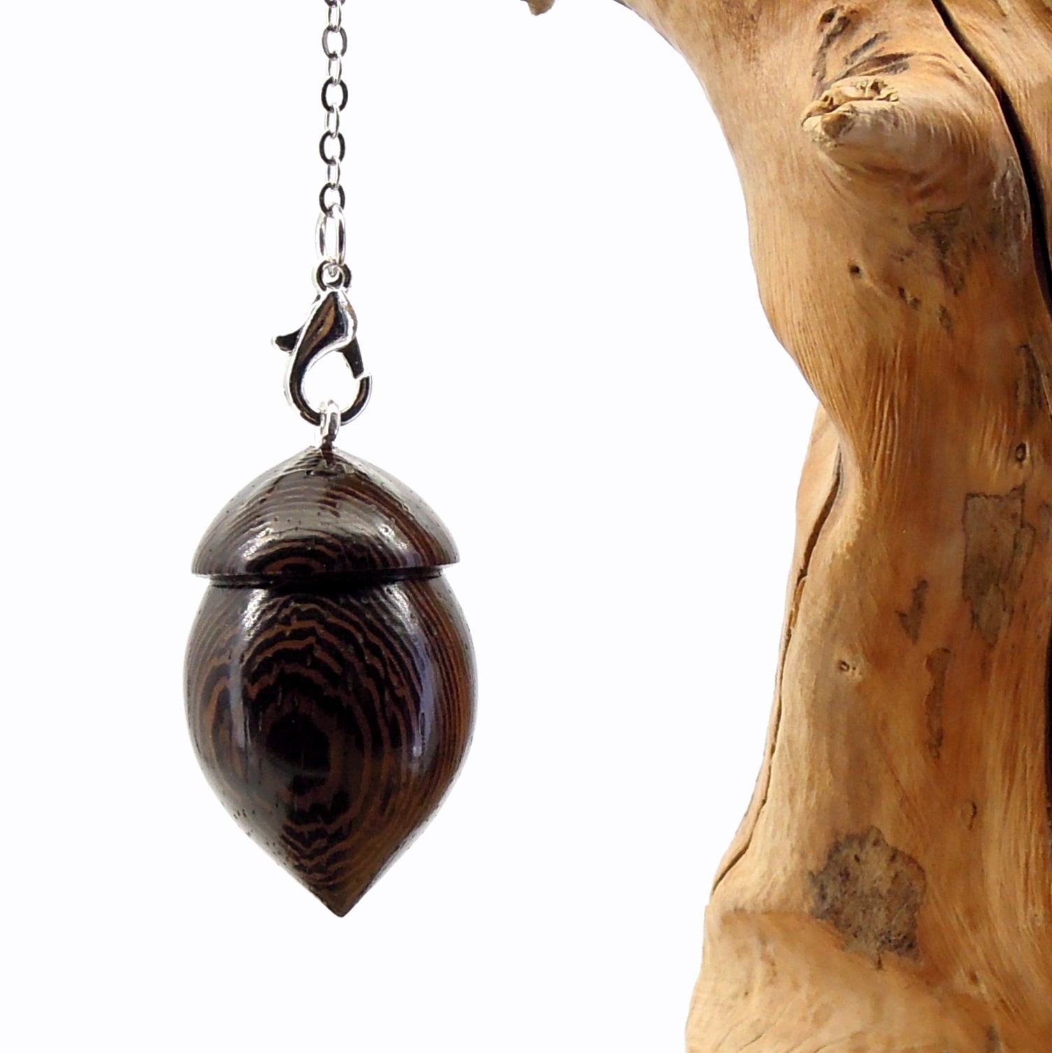 Pendule artisanal de radiesthésie en wenge avec chainette.