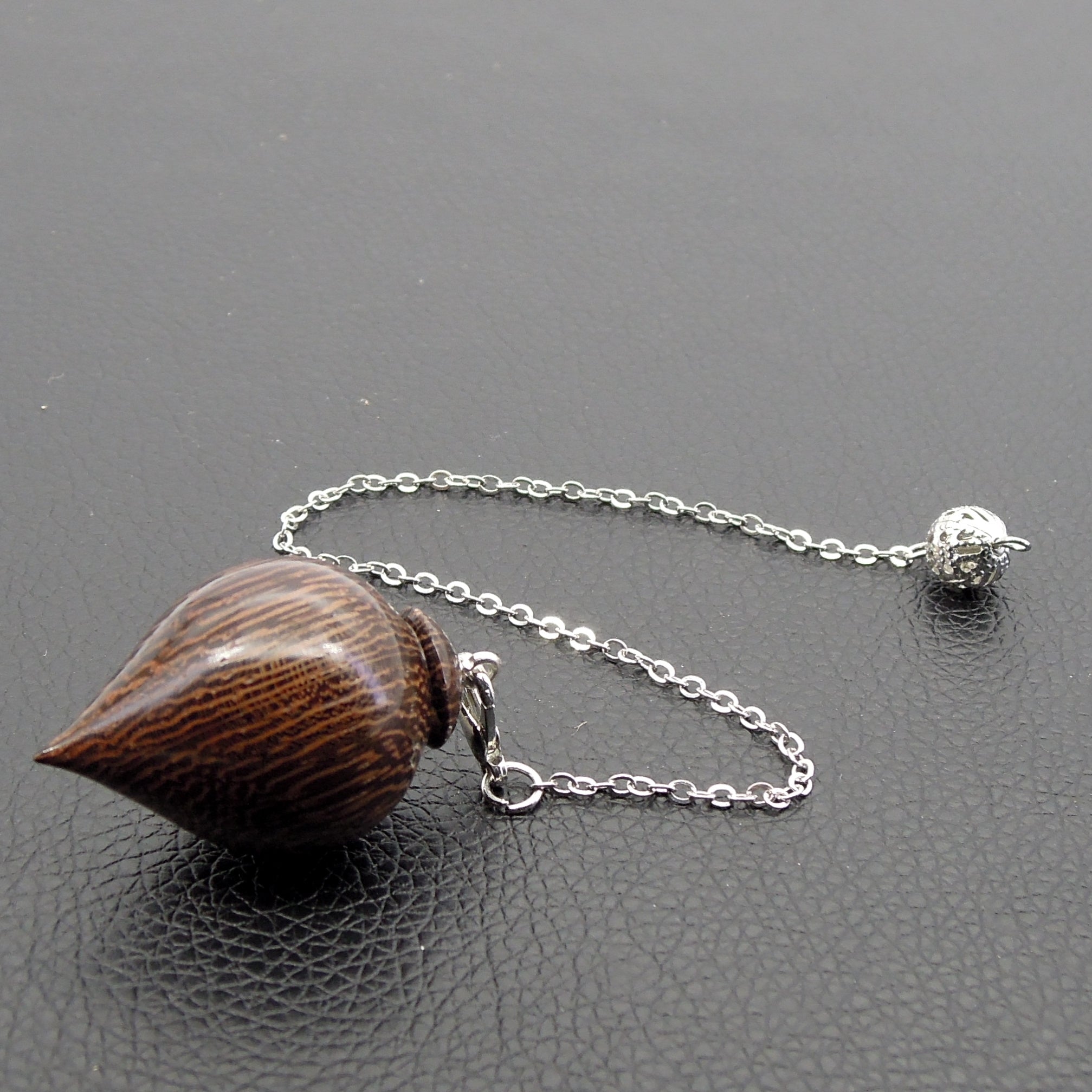Pendule artisanal de radiesthésie en wenge avec chainette.