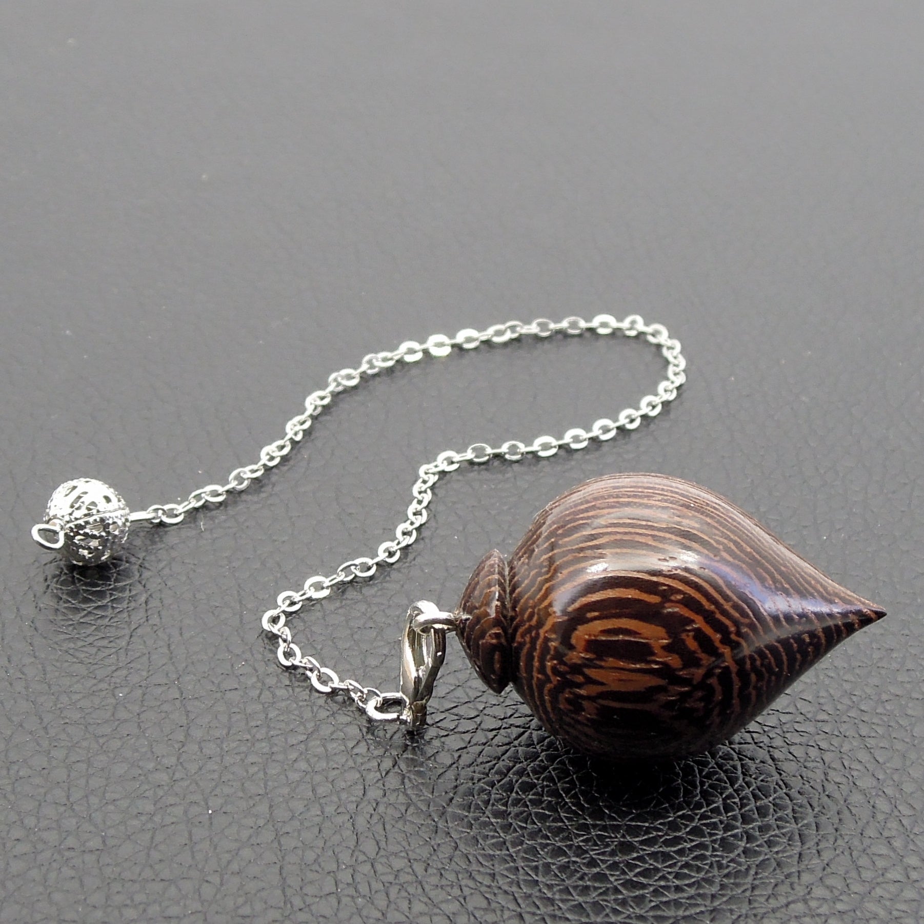 Pendule artisanal de radiesthésie en wenge avec chainette.