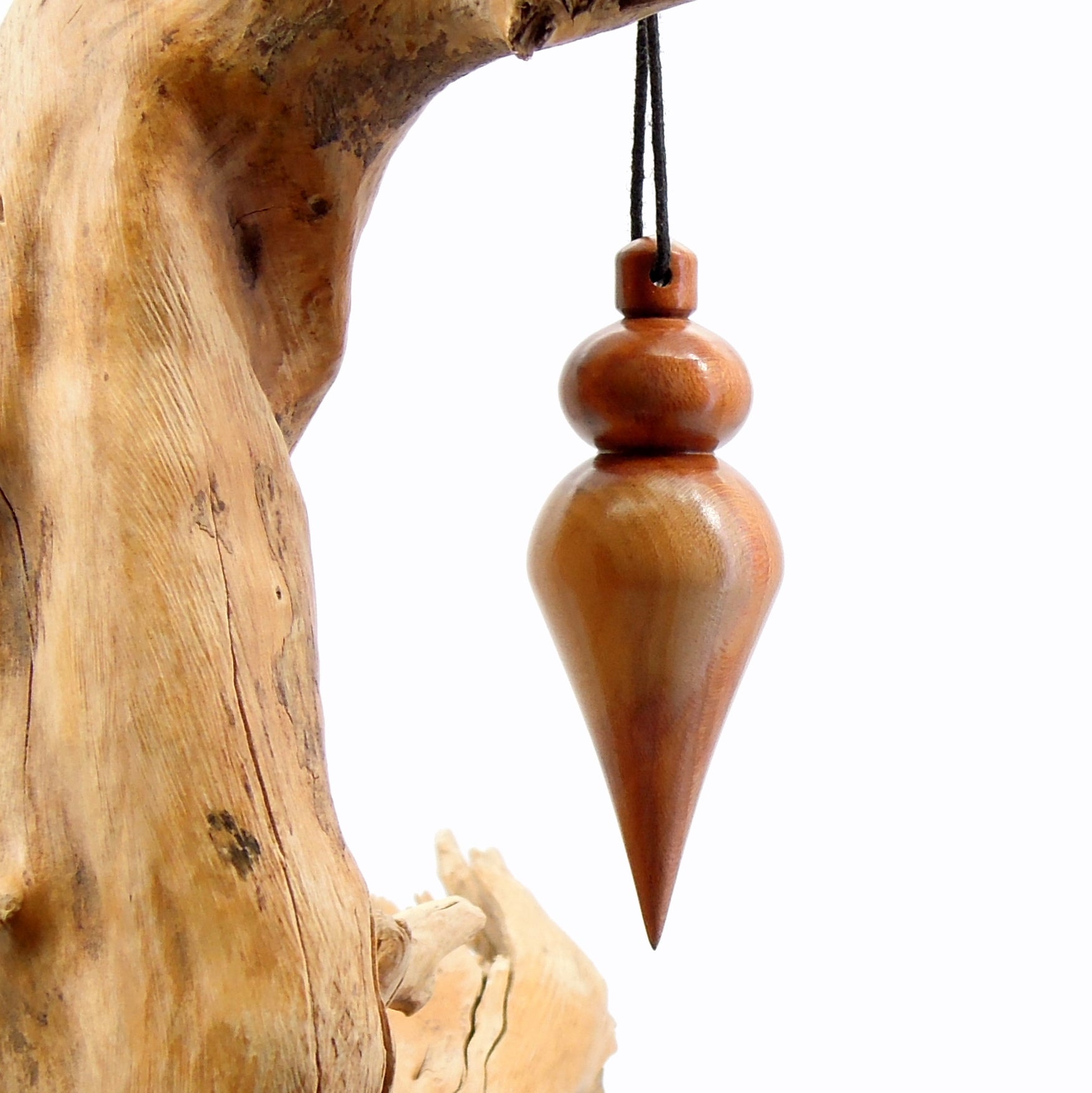 Pendule artisanal de radiesthésie en fruitier avec oeilleton.