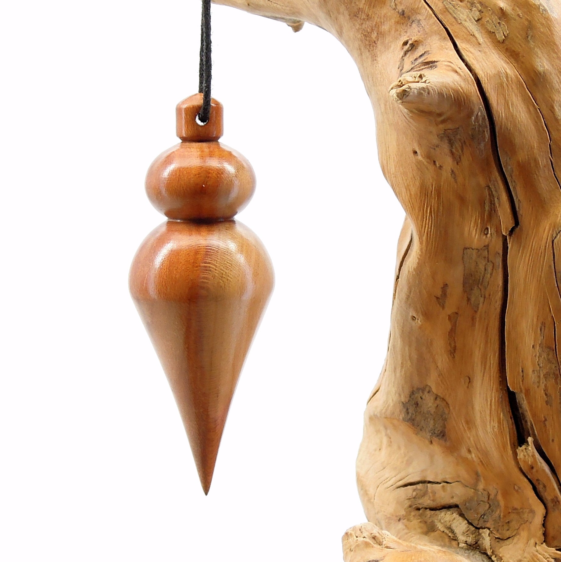 Pendule artisanal de radiesthésie en fruitier avec oeilleton.