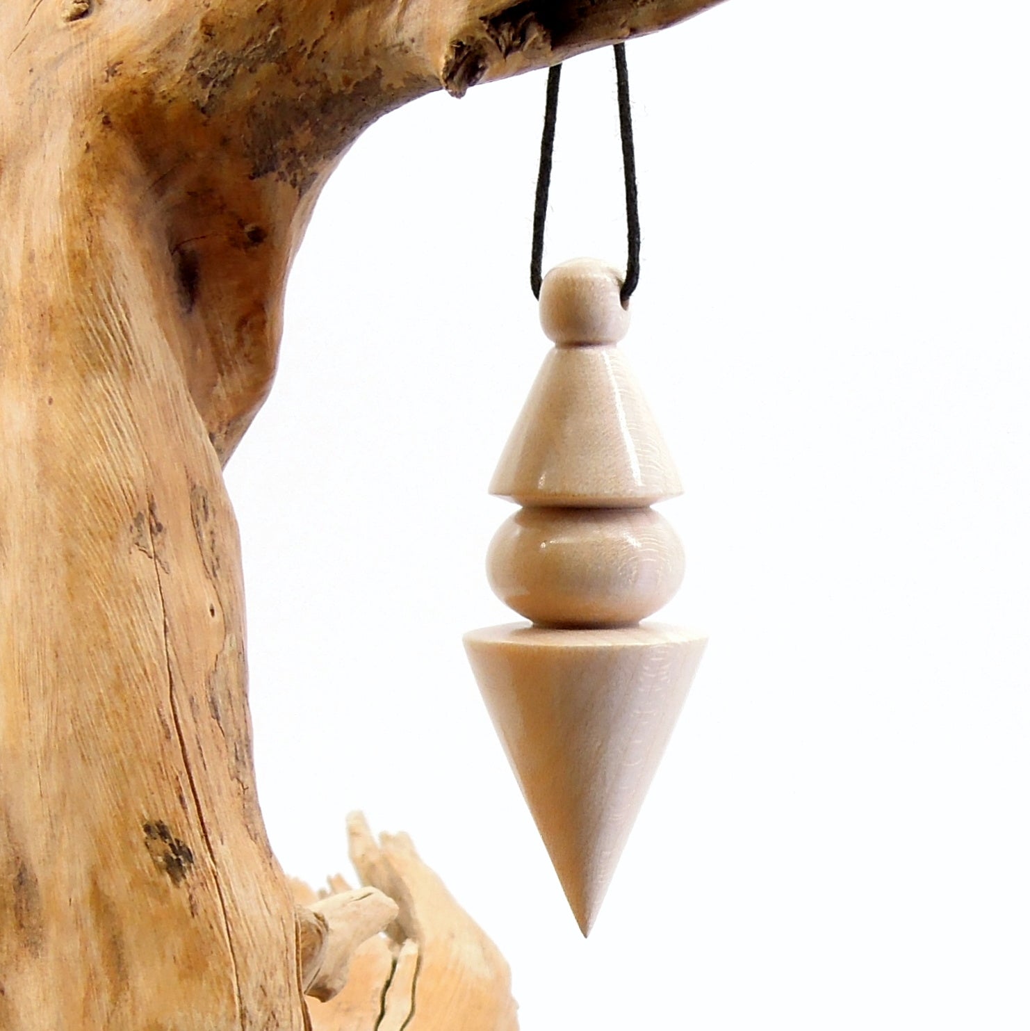 Pendule artisanal de radiesthésie en érable ondé avec oeilleton.