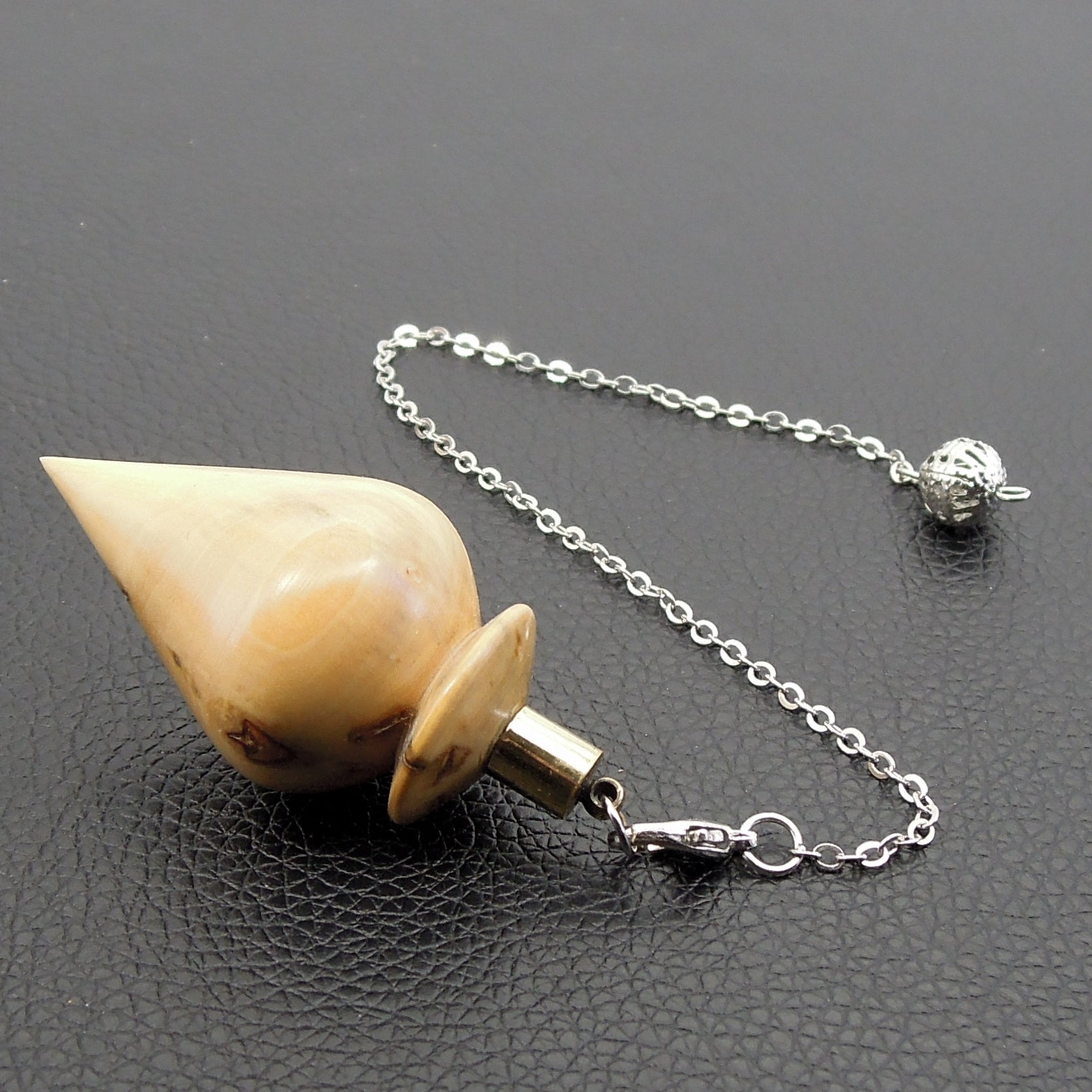 Pendule artisanal de radiesthésie en buis avec chainette.