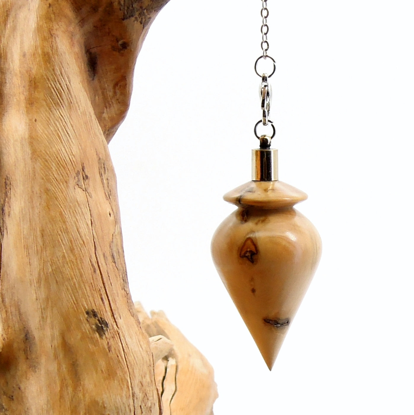 Pendule artisanal de radiesthésie en buis avec chainette.