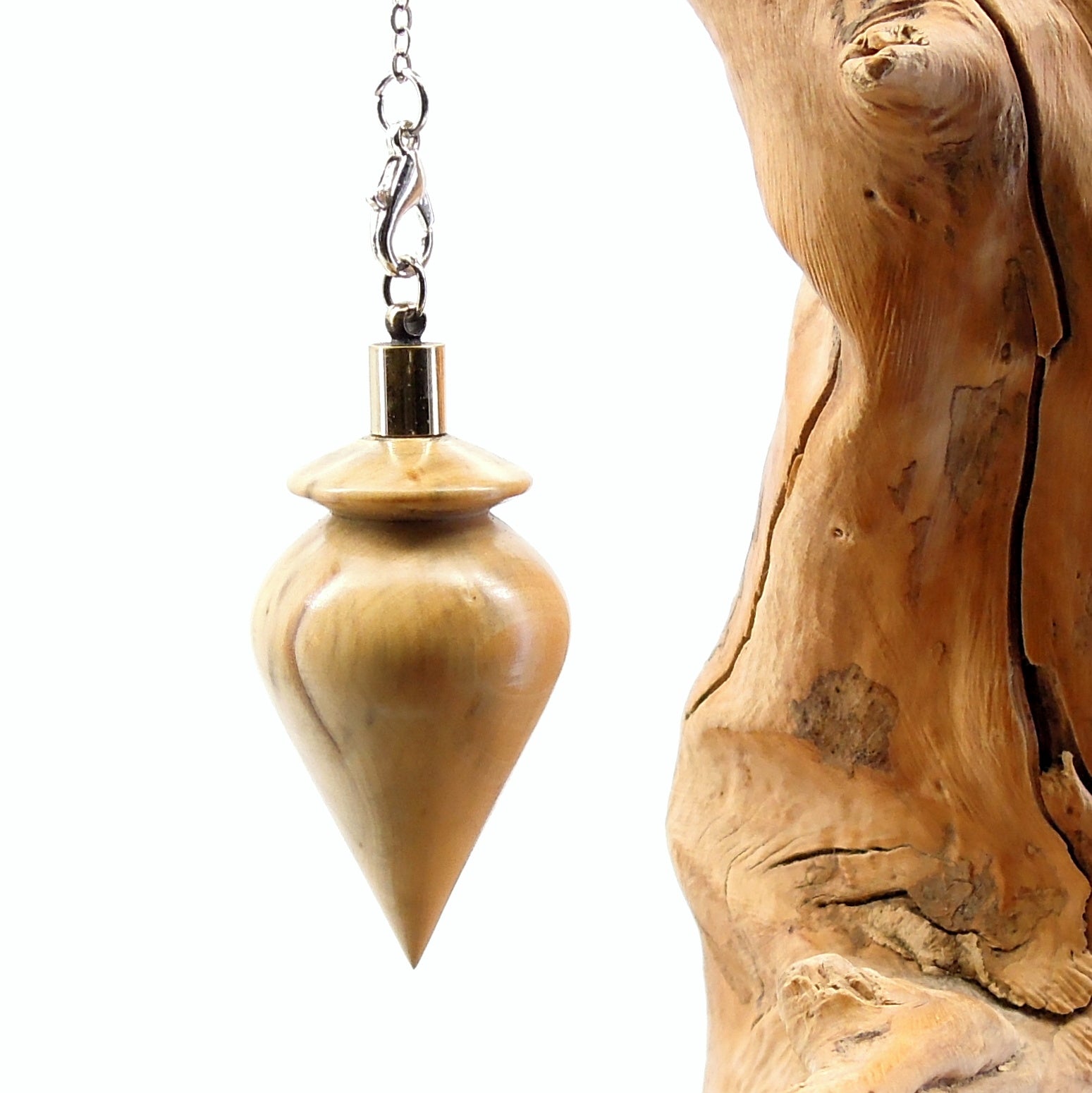 Pendule artisanal de radiesthésie en buis avec chainette.