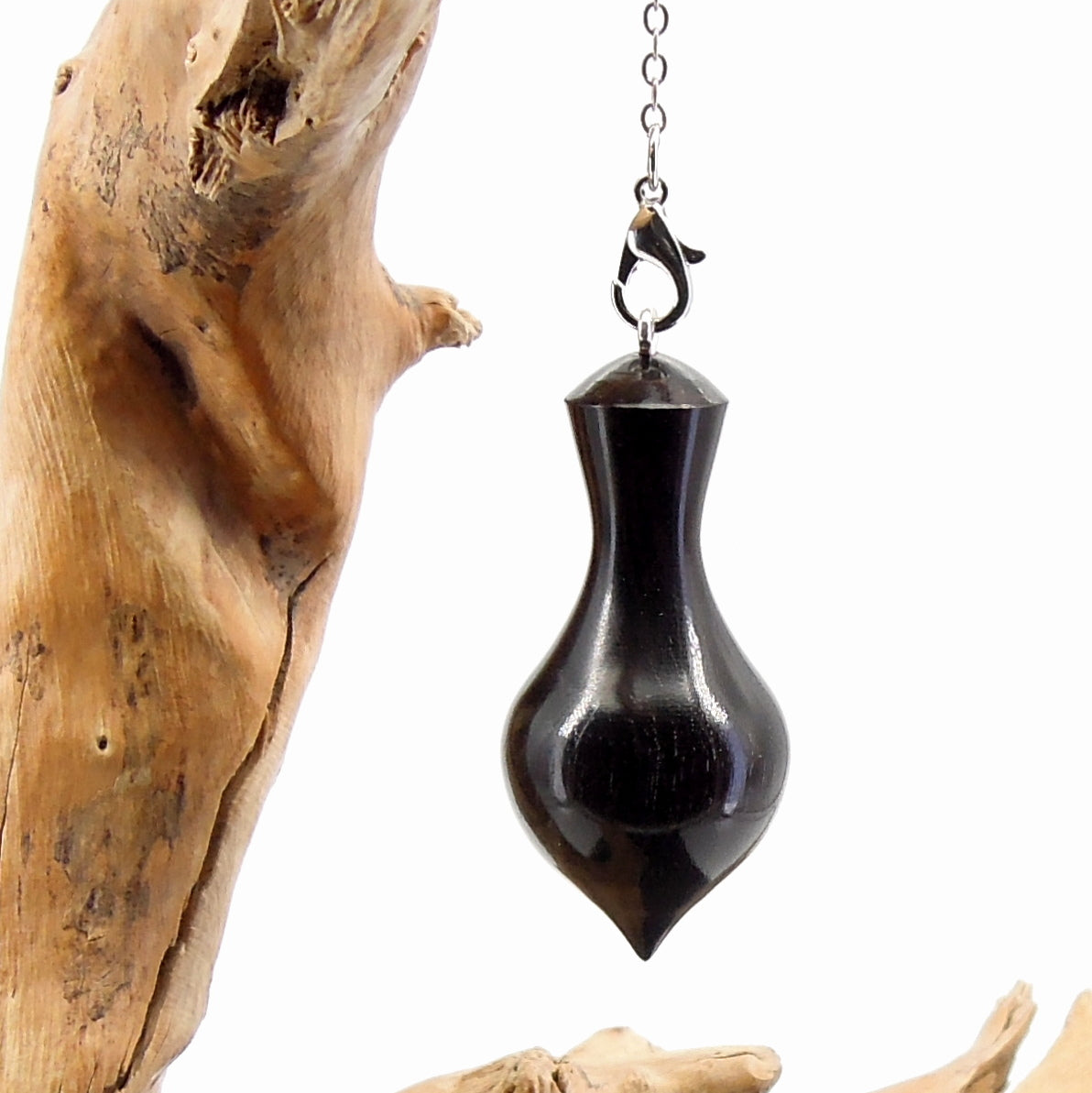 Pendule artisanal de radiesthésie en bannia avec oeilleton.