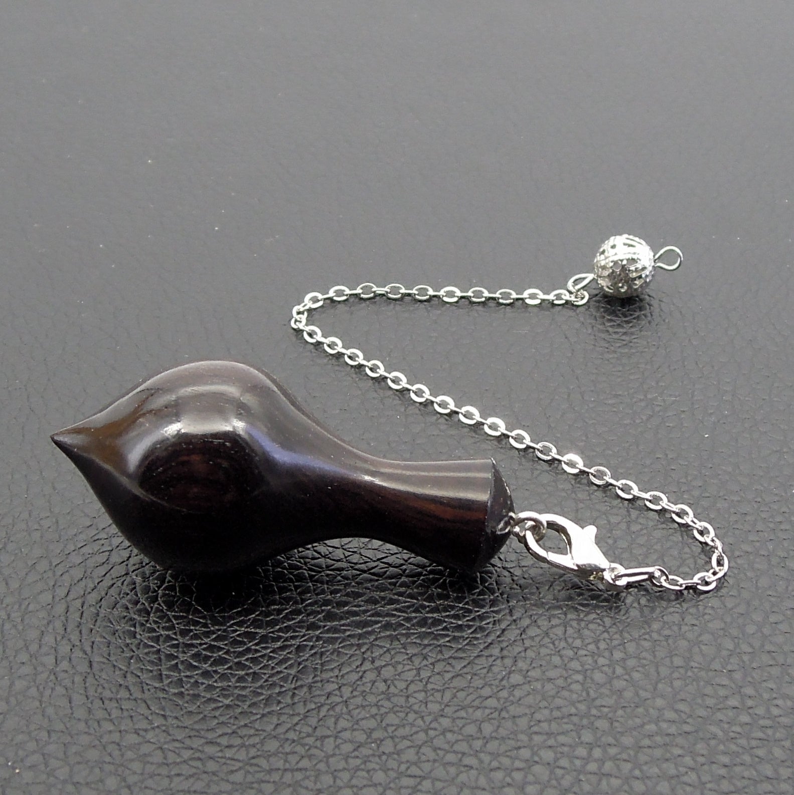 Pendule artisanal de radiesthésie en bannia avec oeilleton.